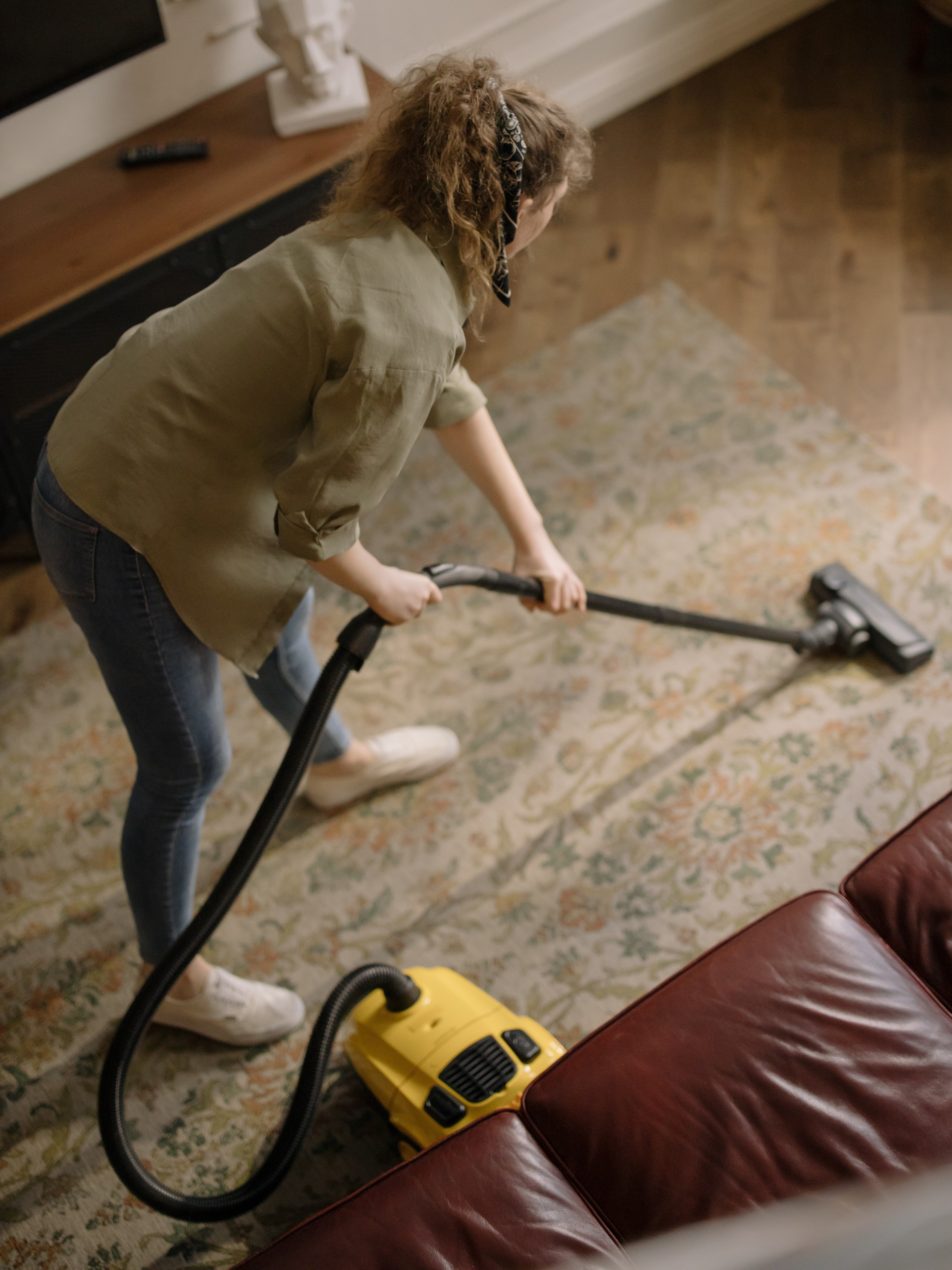 A lady vacuuming her home. | Pexels/ cottonbro