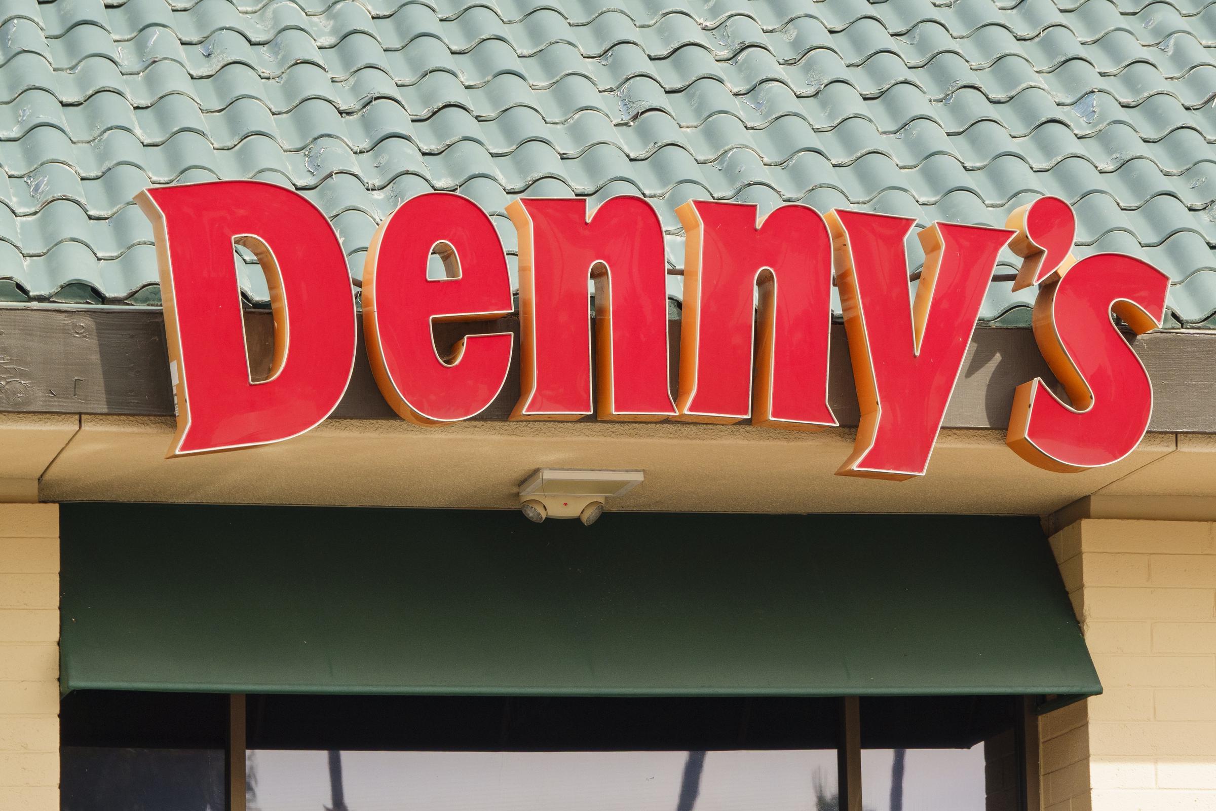 A Denny’s sign outside a location in San Diego, California, on November 8, 2025 | Source: Getty Image