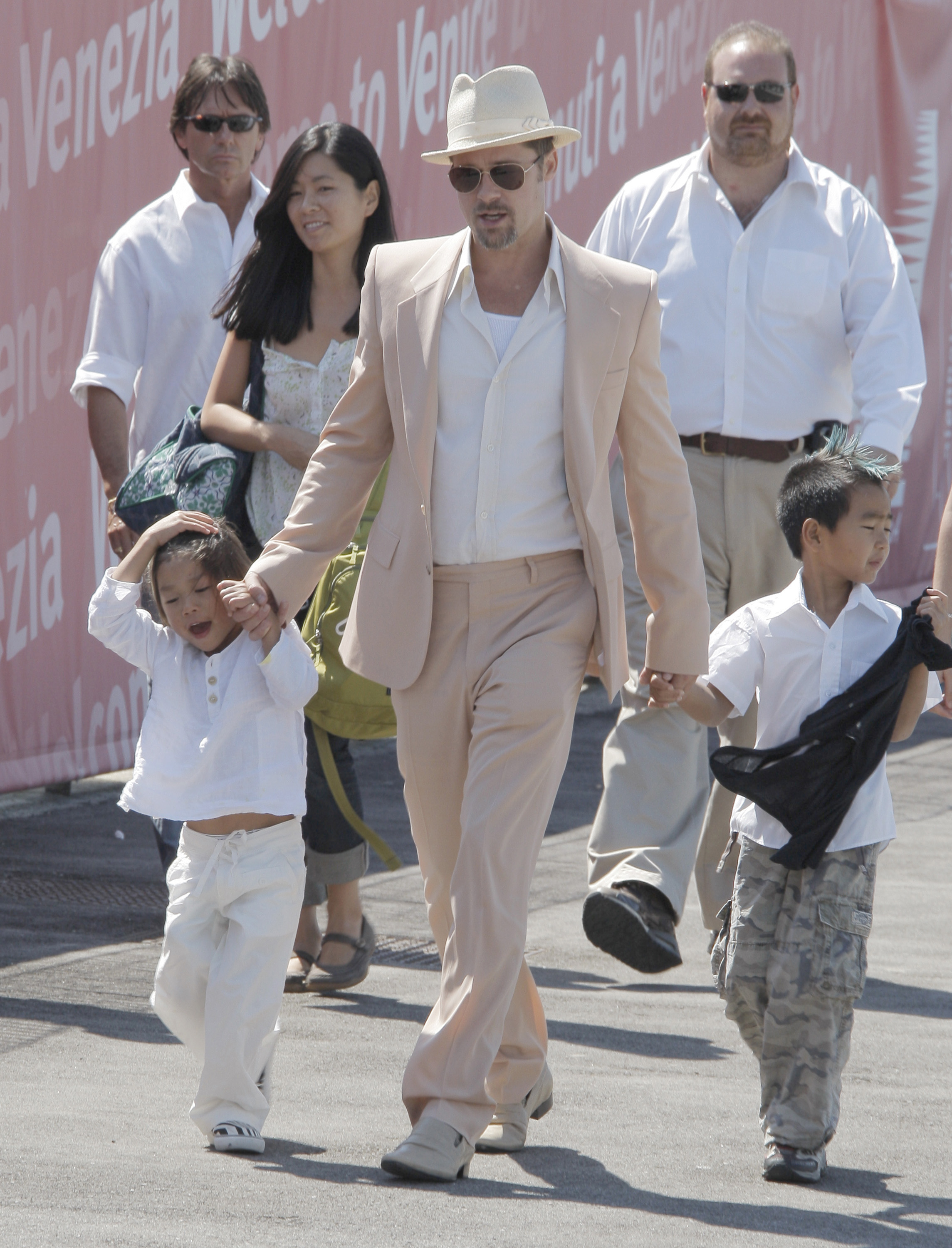 Brad Pitt verlässt zusammen mit seinen Adoptivsöhnen Pax Thien Jolie-Pitt und Maddox Jolie-Pitt Venedig nach seinem Aufenthalt bei den Filmfestspielen von Venedig am 28. August 2008 in Venedig, Italien | Quelle: Getty Images