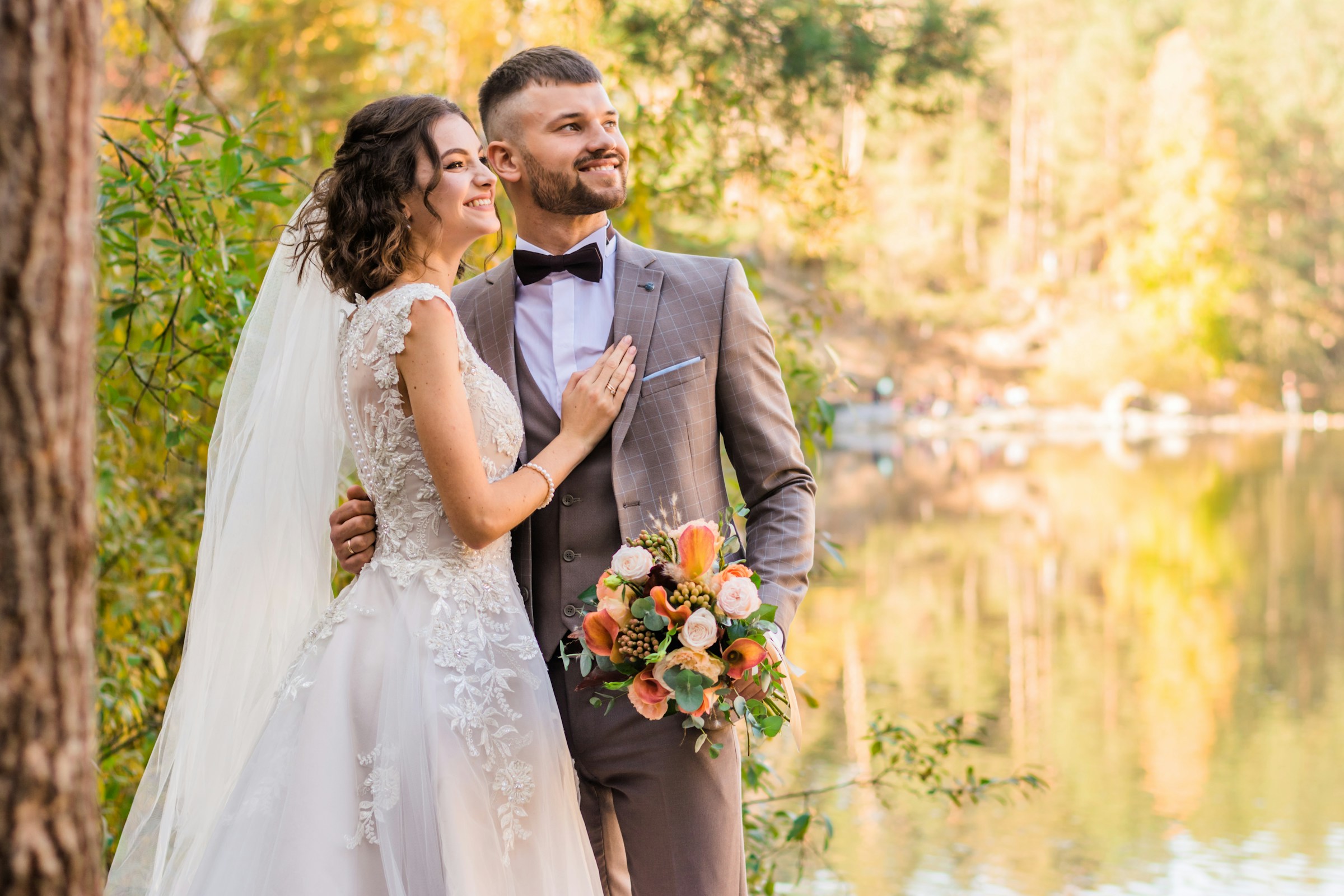 Een gelukkig pasgetrouwd stel | Bron: Unsplash