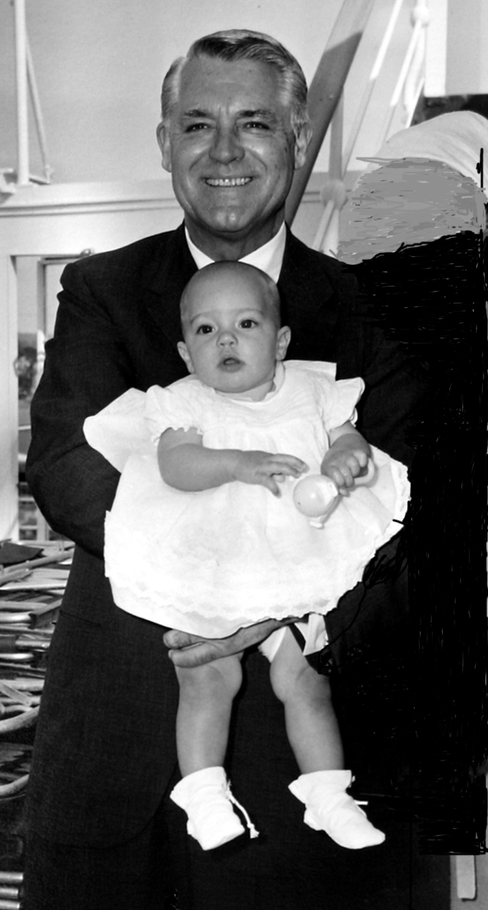 Cary Grant posing with his baby daughter Jennifer Grant in 1966 | Photo: Getty Images