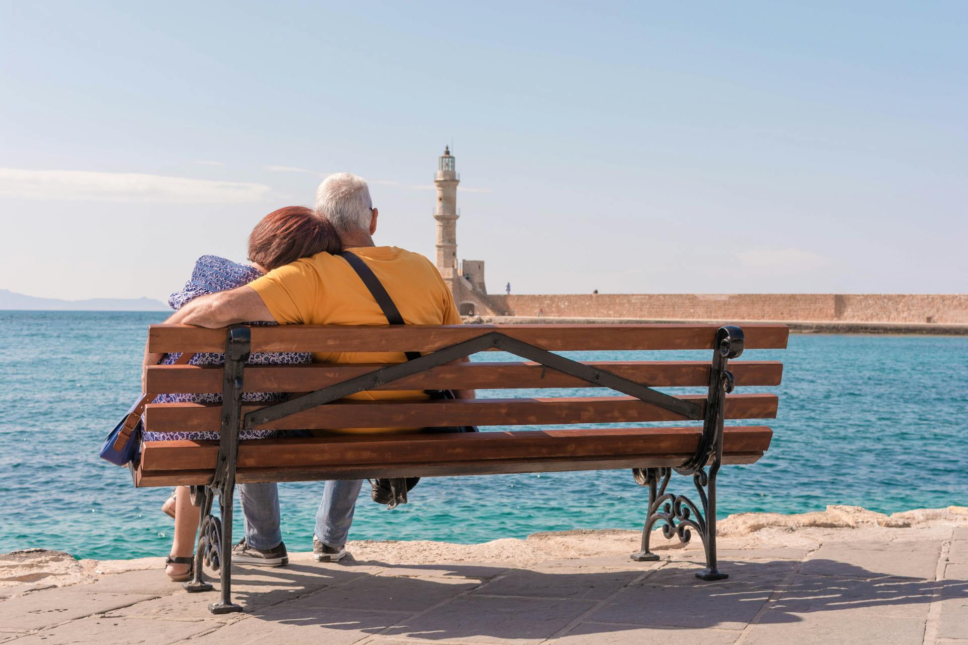 A mature couple sitting on the bench | Source: Pexels