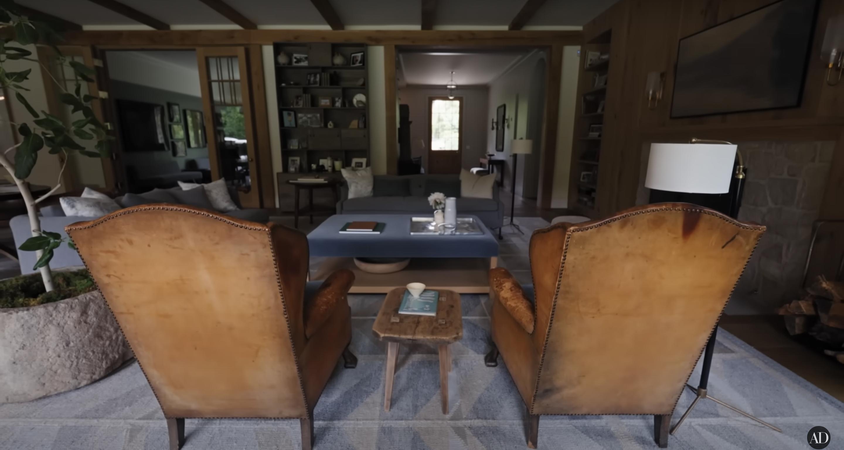 Jennifer Garner's living room in her Los Angeles farm-styled house, dated September 3, 2024 | Source: YouTube/@Archdigest