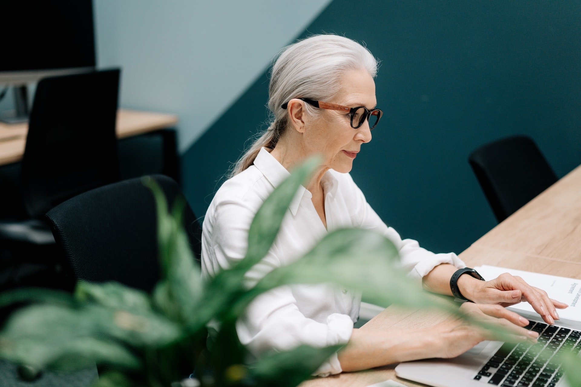 A woman working in an office | Source: Pexels