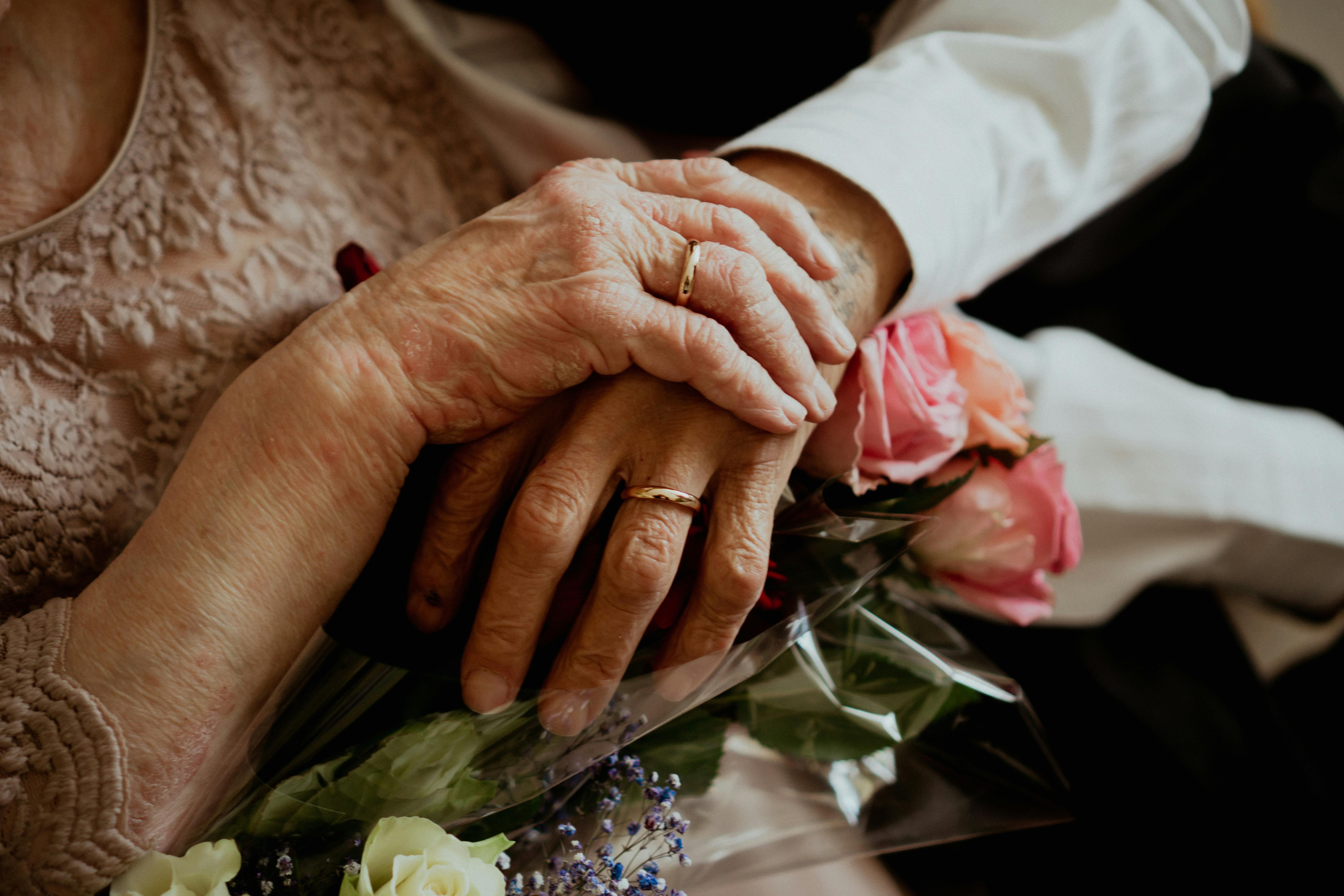 A couple holding hands | Source: Pexels