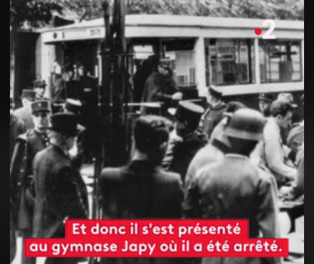 Capture d'écran de l'arrestation du grand-pere Michel Cymes dans le documentaire "Histoires d'une nation". | Facebook/France 2 Capture d'écran de l'arrestation du grand-pere Michel Cymes dans le documentaire "Histoires d'une nation". | Facebook/France 2