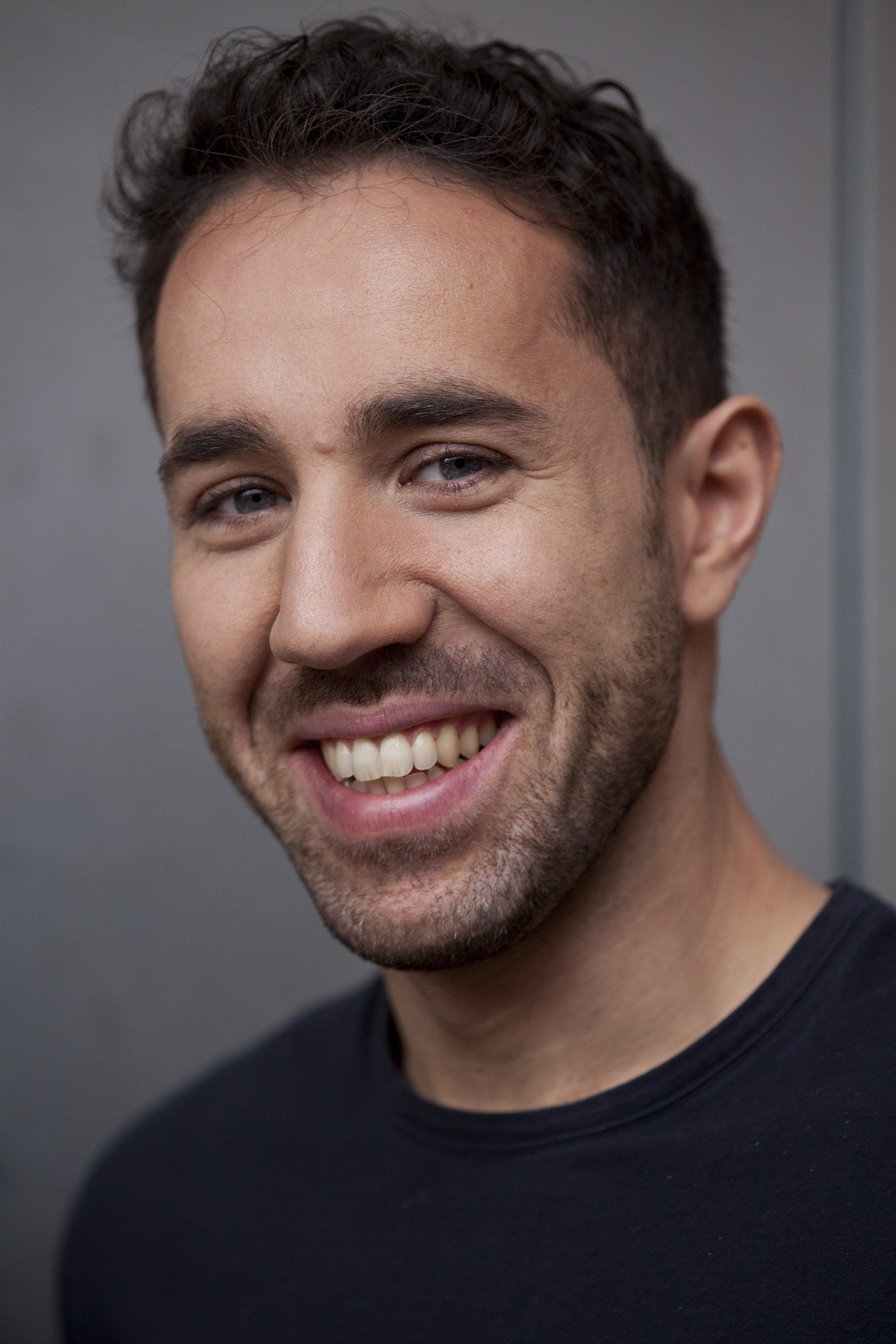 Un homme souriant. Photo : Pixabay