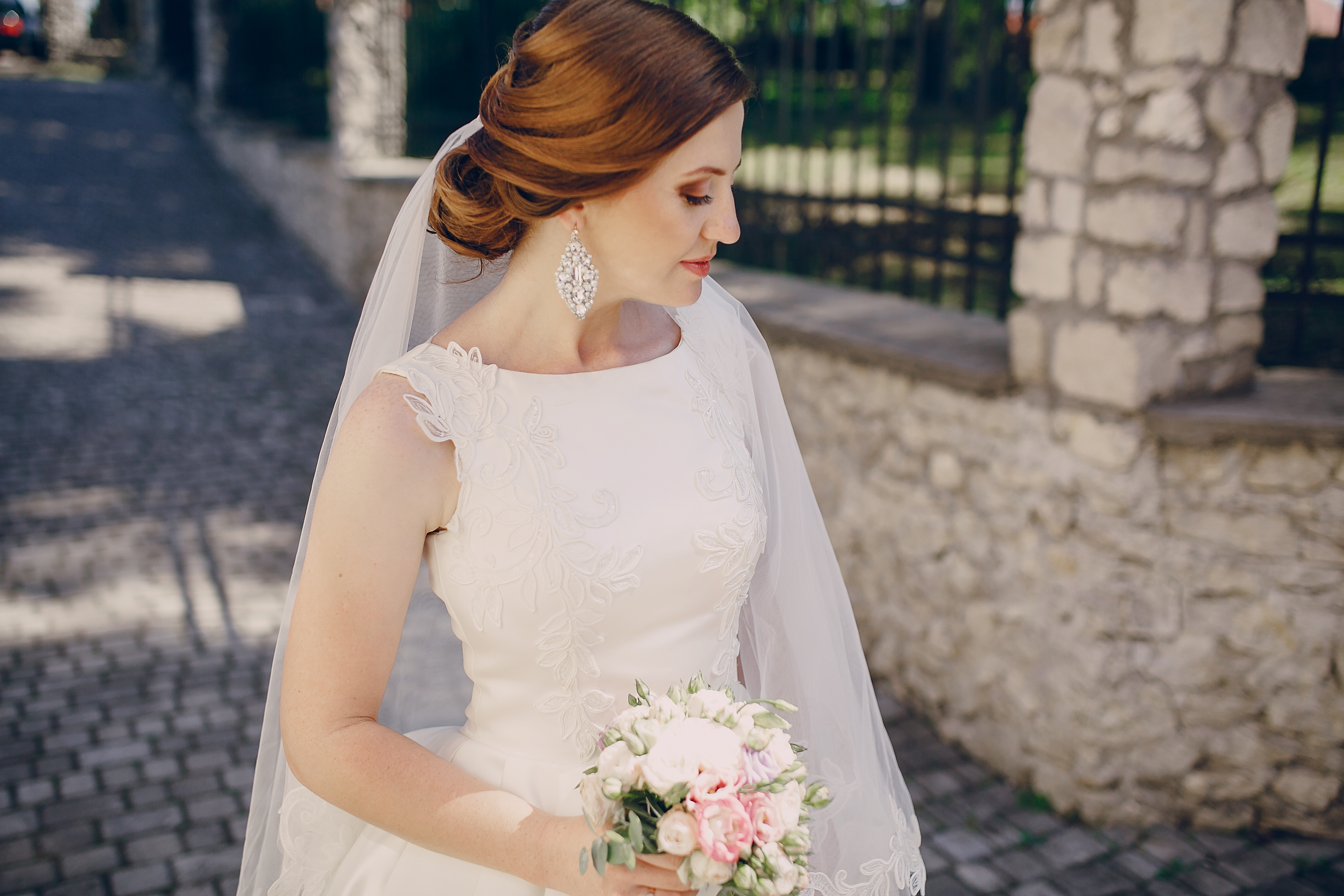 A bride looking down | Source: Freepik