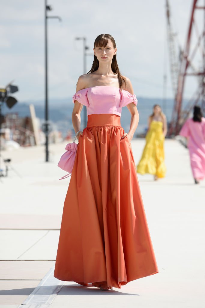 Un mannequin parcourt la piste lors du spectacle Nihan Peker lors de la semaine de la mode Mercedes-Benz Istanbul à Galataport Rhtm & Etkinlik Alanlari le 24 août 2020 à Istanbul, Turquie | Photo : Getty Images