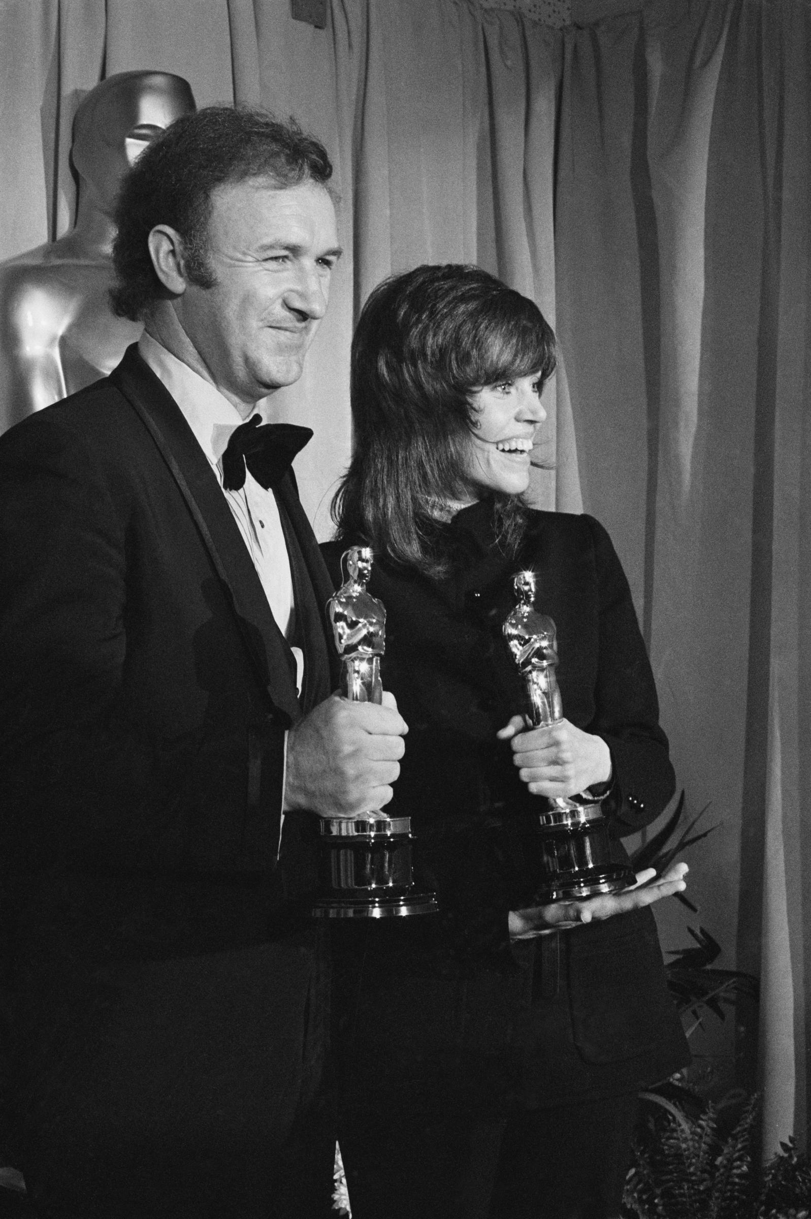 Gene Hackman and Jane Fonda hold their Oscars at the 44th Academy Awards in 1972. | Source: Getty Images