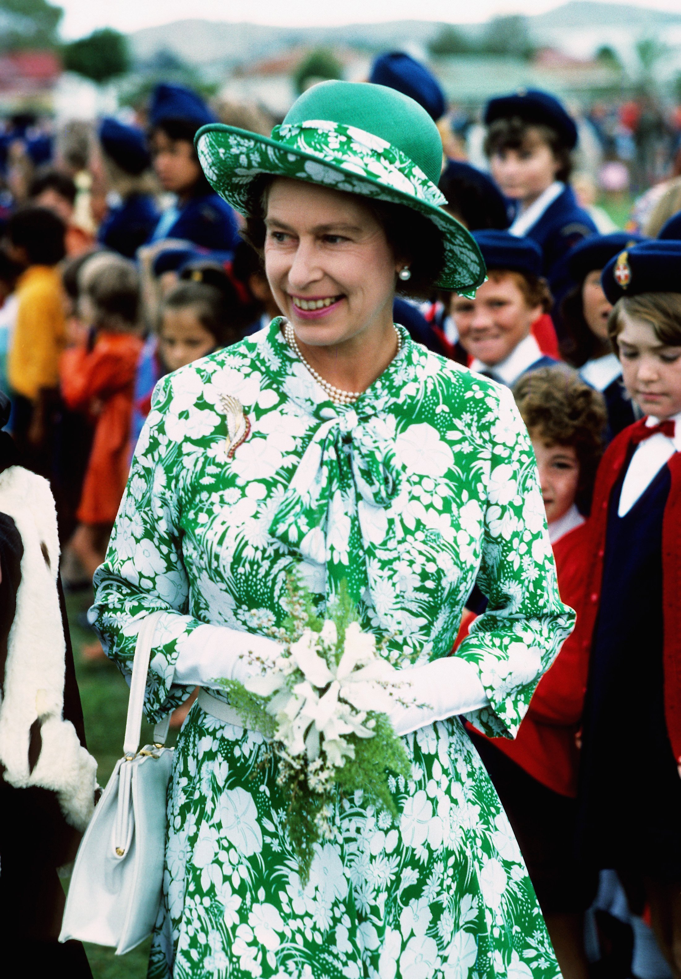 La reine Elizabeth ll sourit lors de sa visite en Nouvelle-Zélande dans le cadre de sa tournée annuelle du jubilé d'argent en mars 1977. | Source: Getty Images