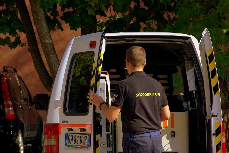 Un ambulancier qui ouvre la portière d'une voiture | Photo : Pixabay Un ambulancier qui ouvre la portière d'une voiture | Photo : Pixabay