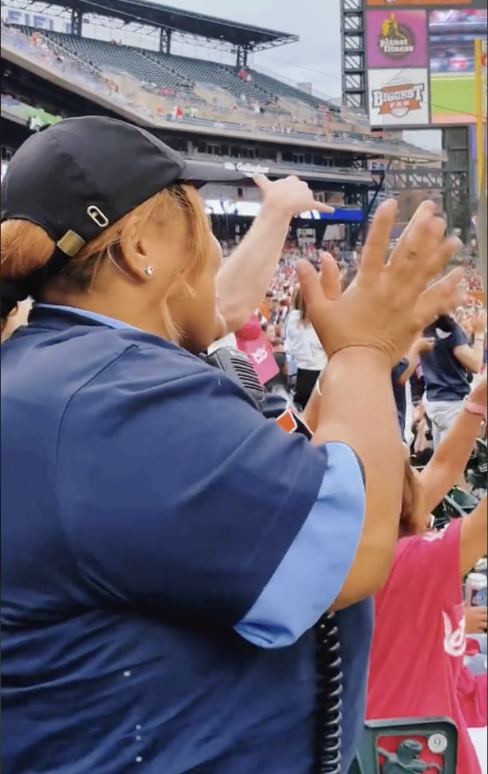 Linita Edge genießt ein Spiel der Tigers in Detroit, Michigan, als Zachery Dereniowski sie am 14. Mai 2023 für TikTok aufnimmt | Quelle: TikTok/mdmotivator