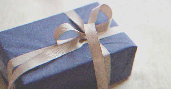 Caja azul con un lazo. | Foto: Shutterstock