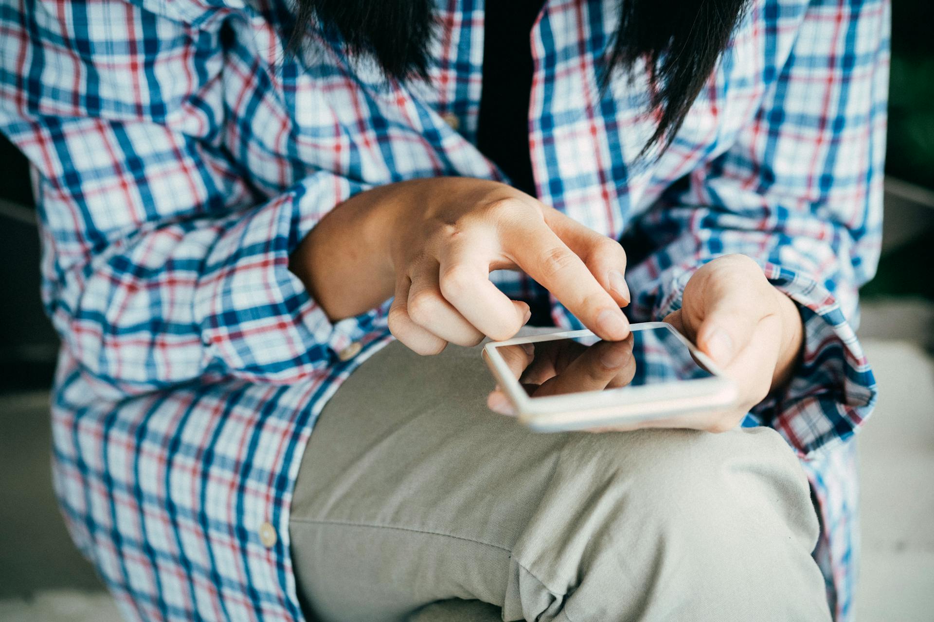 Close-up of a woman using a smartphone | Source: Pexels