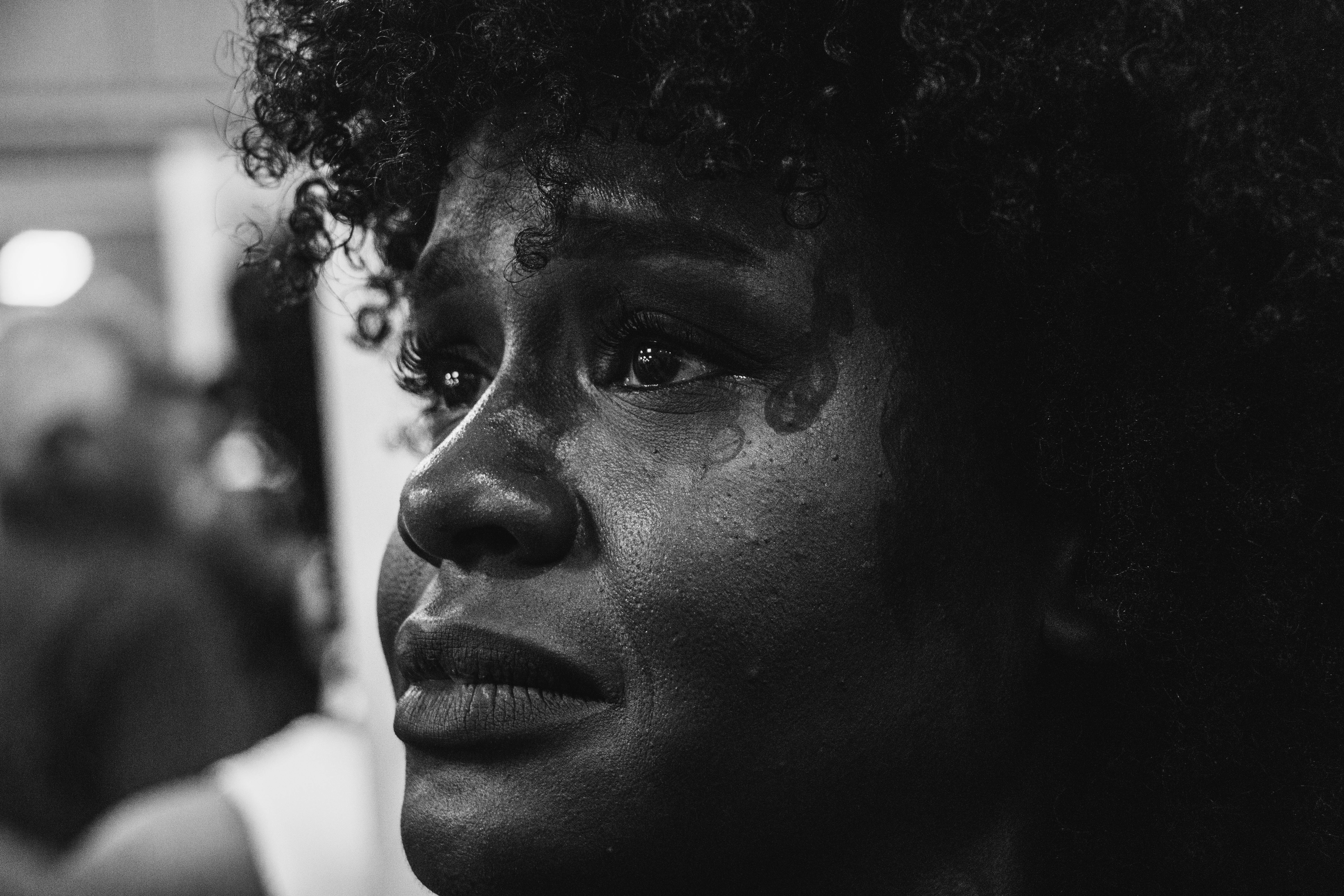 Una mujer emocional llorando | Fuente: Pexels