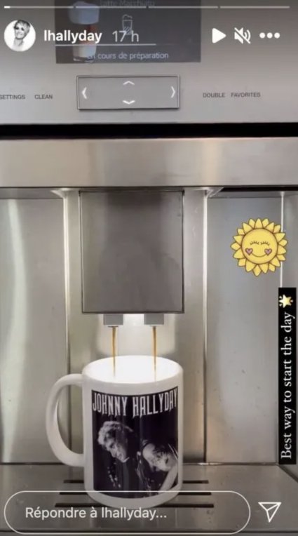 Un mug avec la photo de Johnny Hallyday. | Photo : Story Instagram / lhallyday