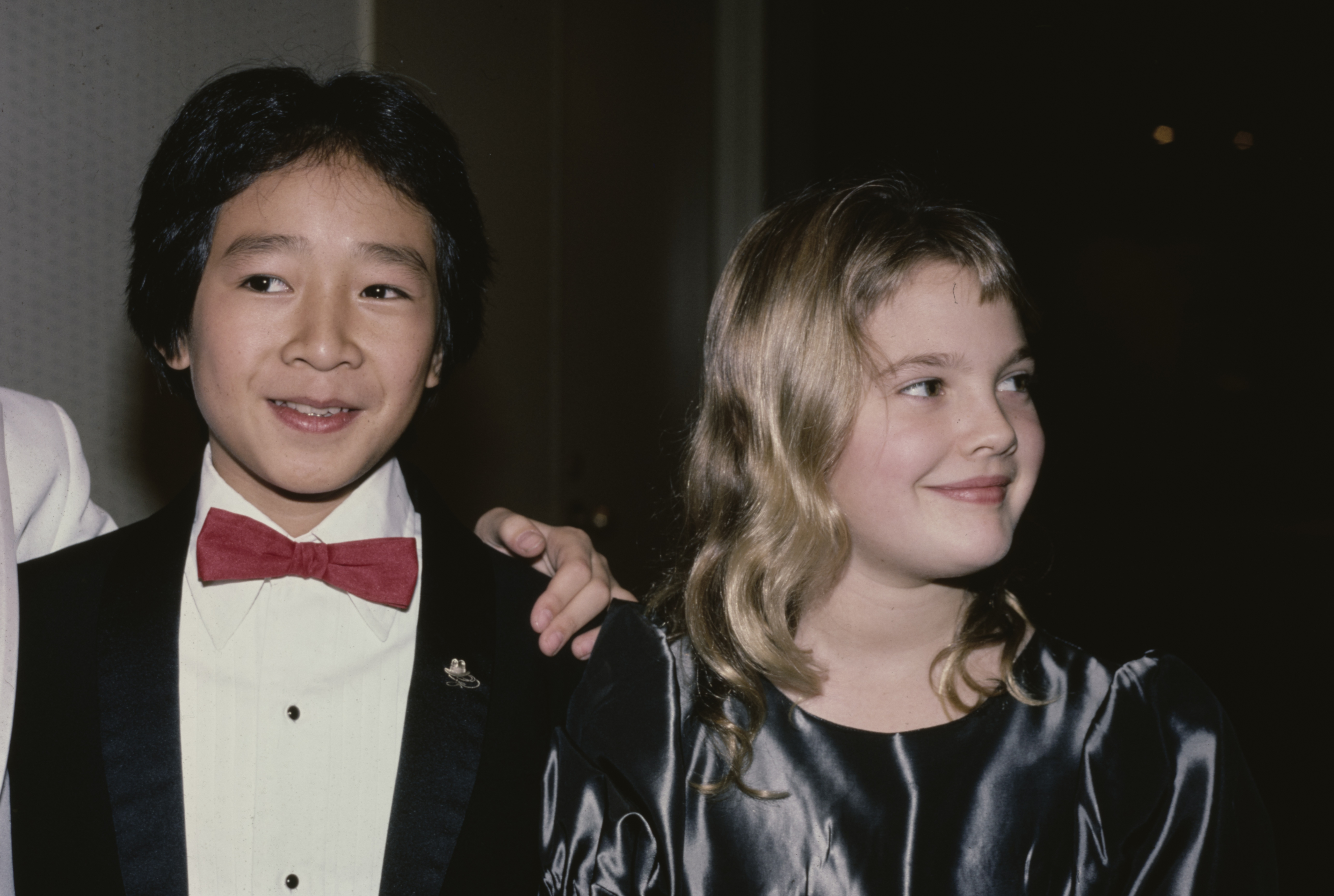Ke Huy Quan and Drew Barrymore in Los Angeles, California, December 2, 1984. | Source: Getty Images