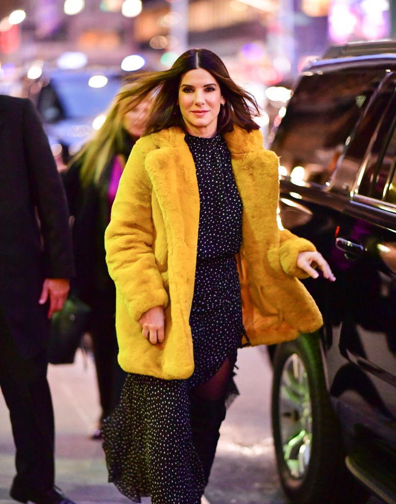Sandra Bullock arrives to "The Late Show With Stephen Colbert" at the Ed Sullivan Theater on December 17, 2018 | Photo: Getty Images
