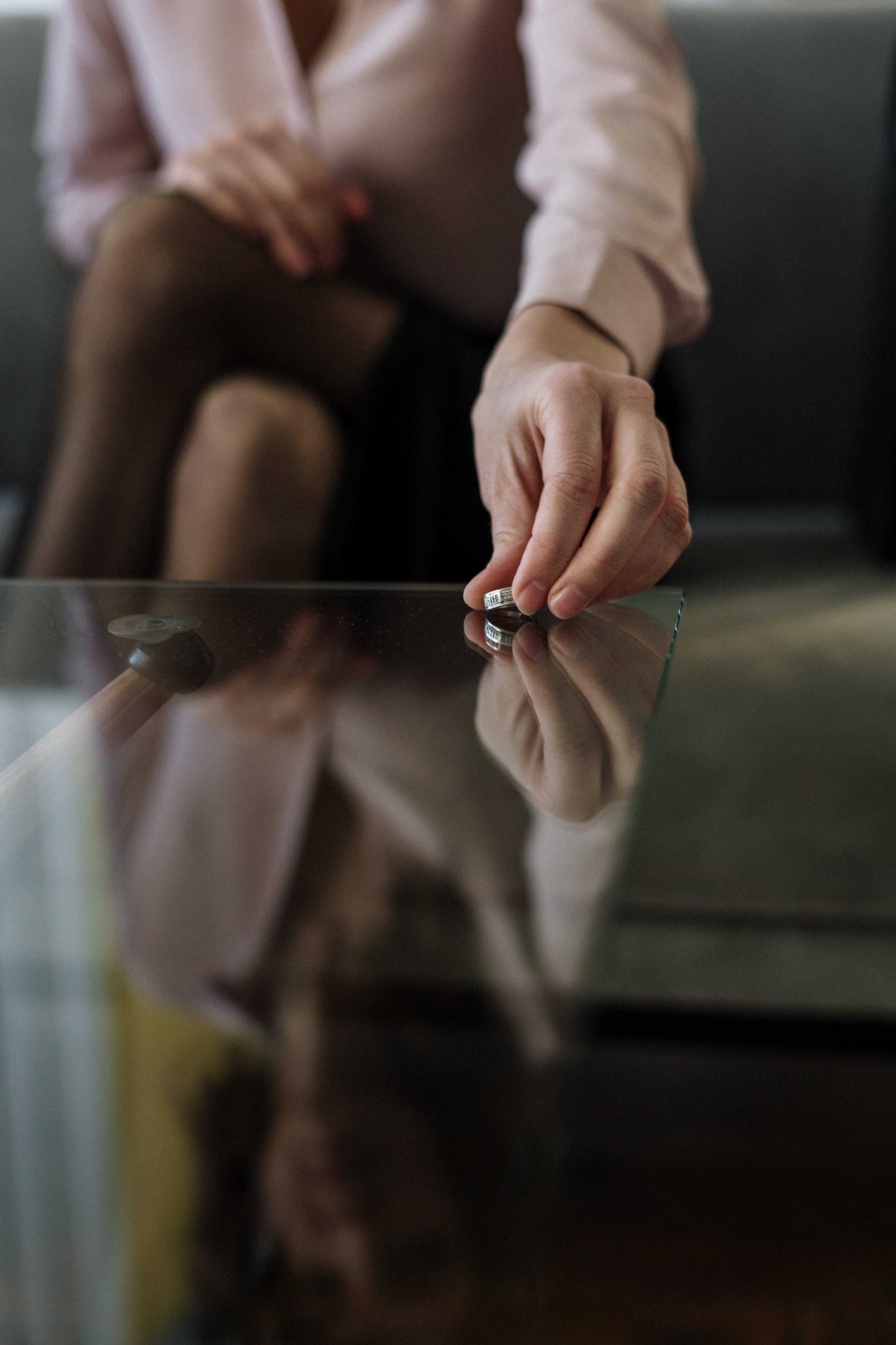Una mujer pone su alianza matrimonial sobre una mesa. | Foto: Pexels
