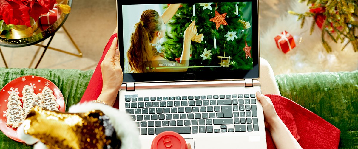 Mujer viendo videos navideños en su laptop. | Foto: Shutterstock