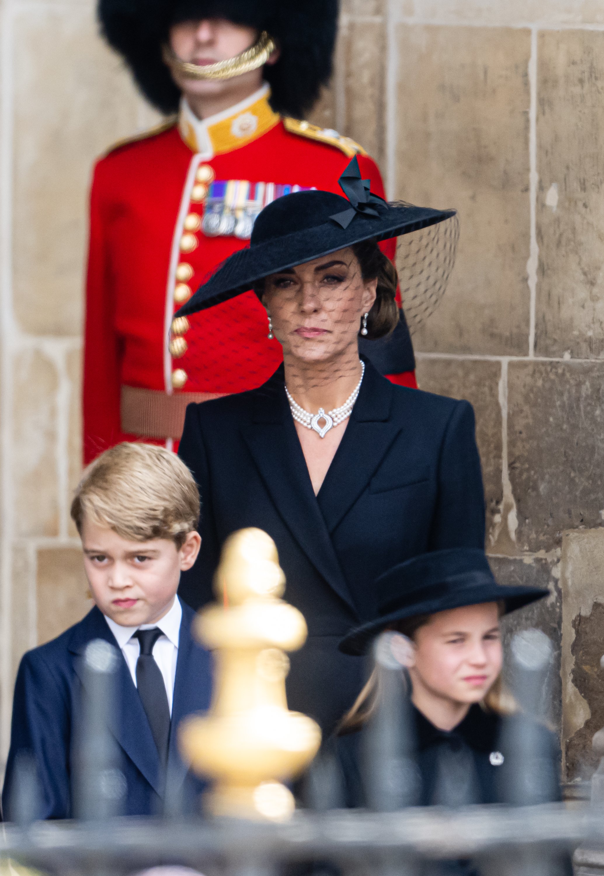 El príncipe George de Gales, Catherine, princesa de Gales, y la princesa Charlotte de Gales, durante el funeral de estado de la reina Elizabeth II en la Abadía de Westminster, el 19 de septiembre de 2022 en Londres, Inglaterra. | Foto: Getty Images