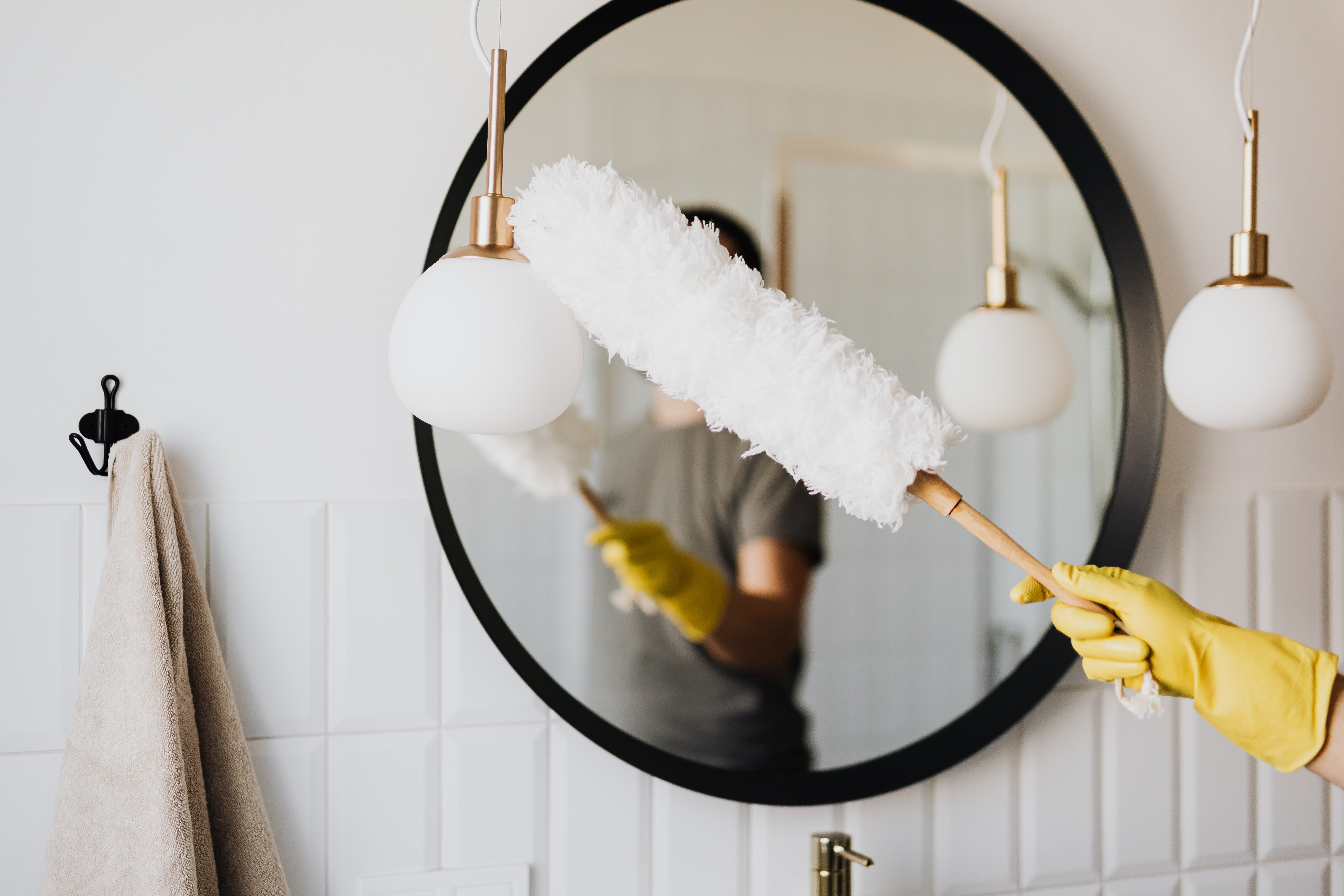 Pictured - An individual holding a microfiber duster | Source: Pexels 