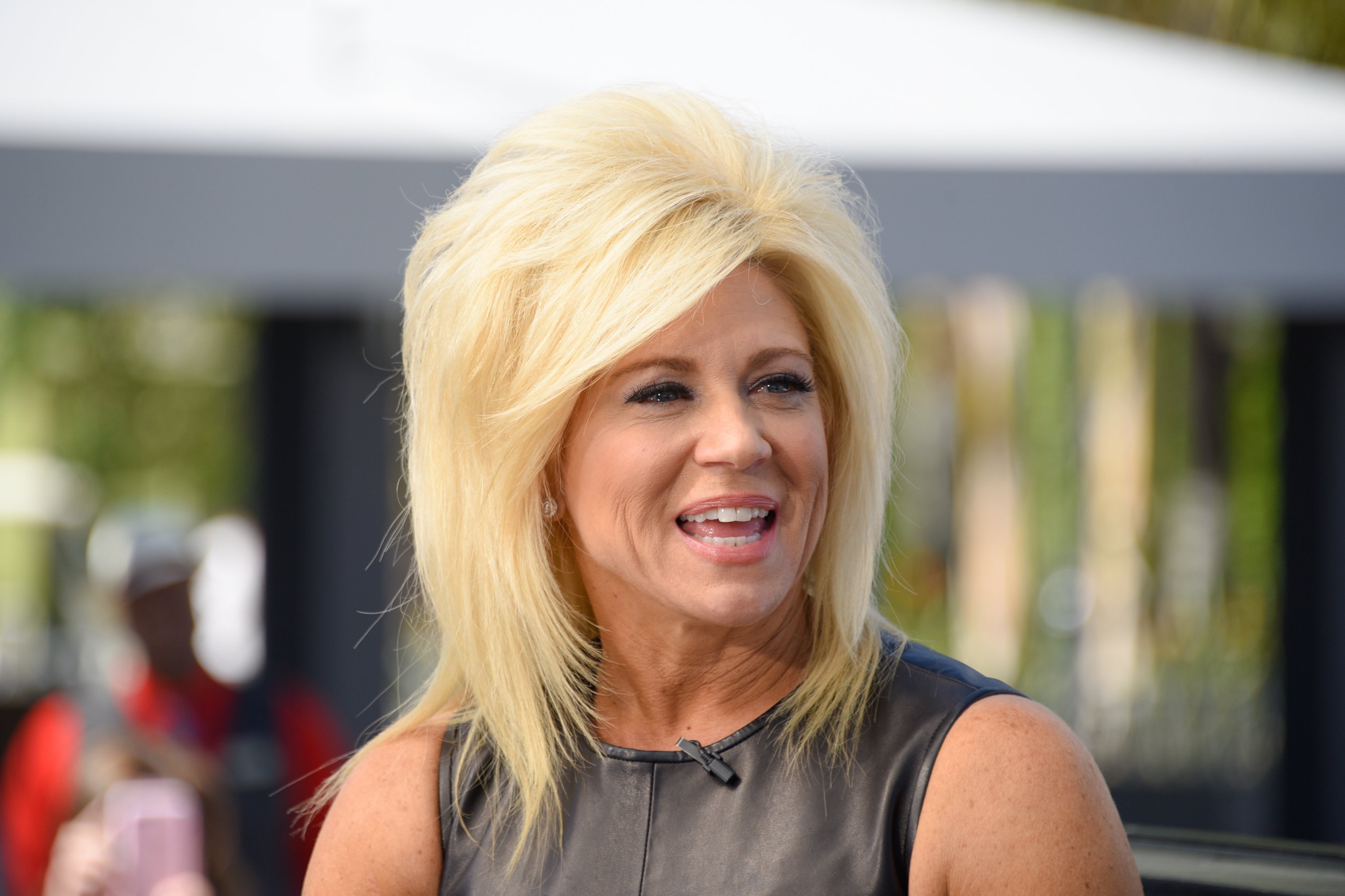Theresa Caputo visits "Extra" at Universal Studios Hollywood on March 7, 2017 in Universal City, California | Photo: Getty Images