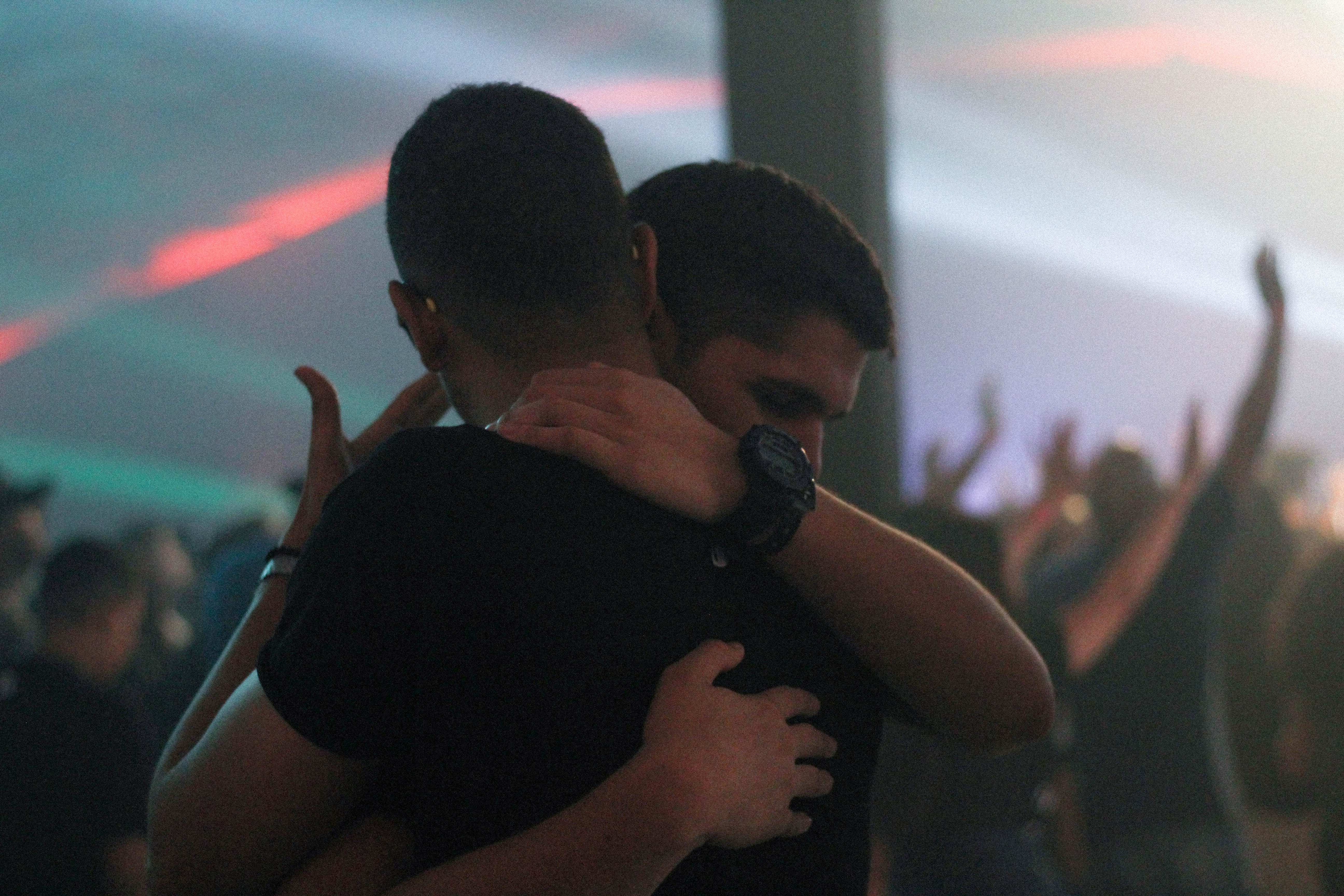 Dos hombres abrazándose. | Foto: Unsplash