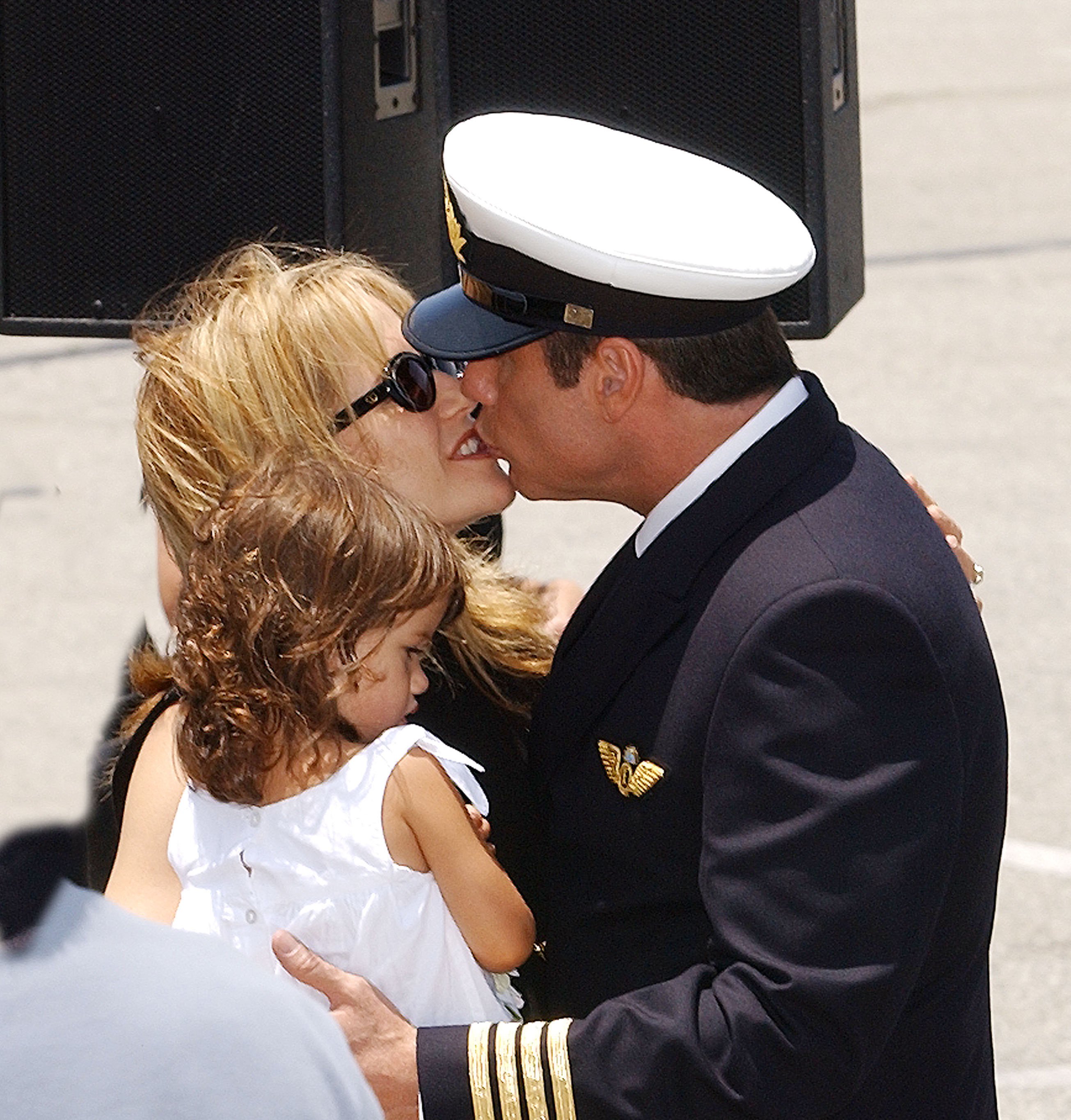 John Travolta con su mujer Kelly Preston y su hija Ella Bleu en 2002 | Foto: Getty Images
