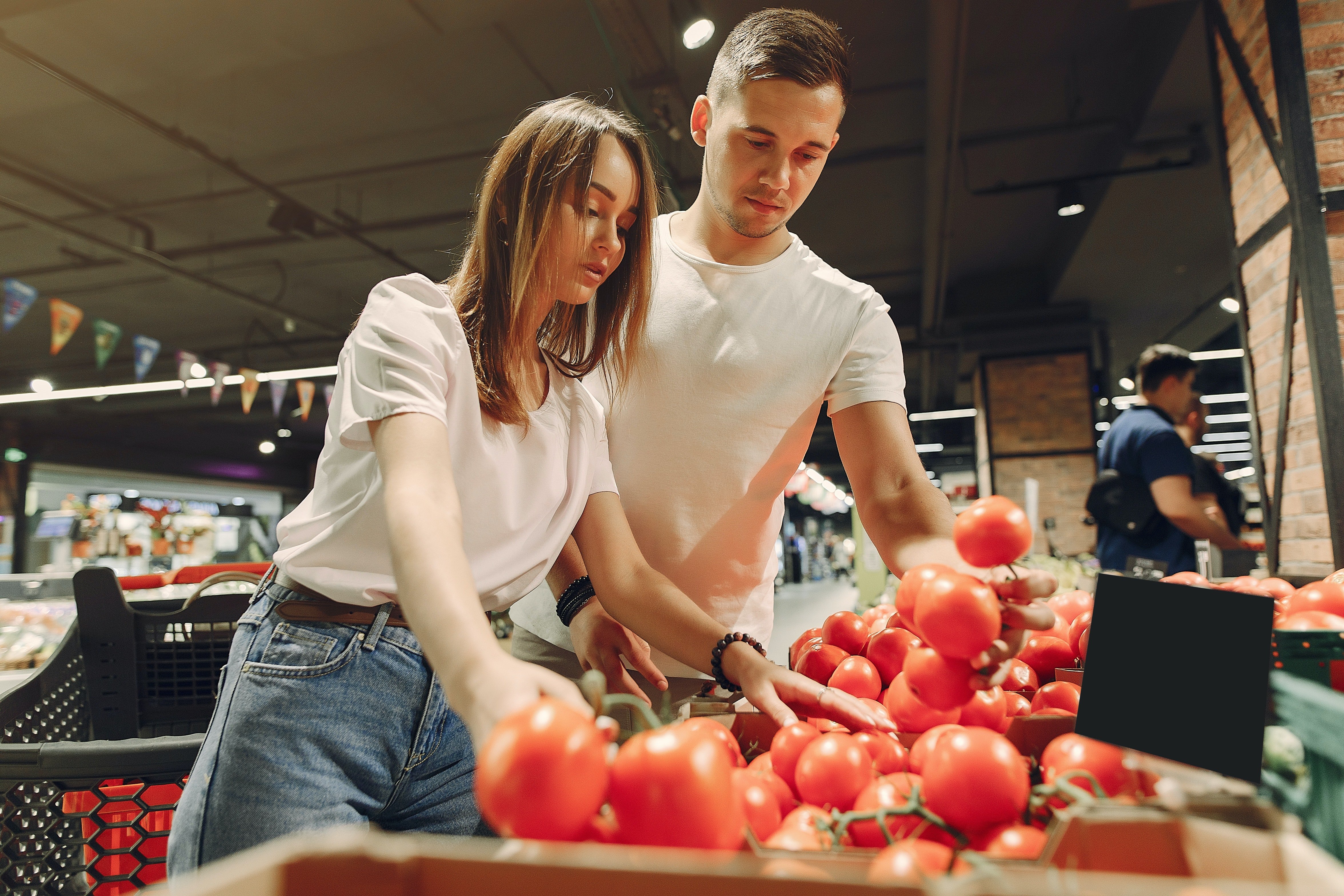 The couple shop without talking for a while | Photo: Pexels