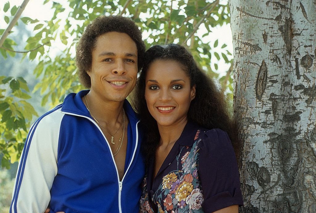  Leon Isaac Kennedy and Jayne Kennedy pose for a portrait in circa 1982 in Los Angeles, California. | Photo: Getty Images