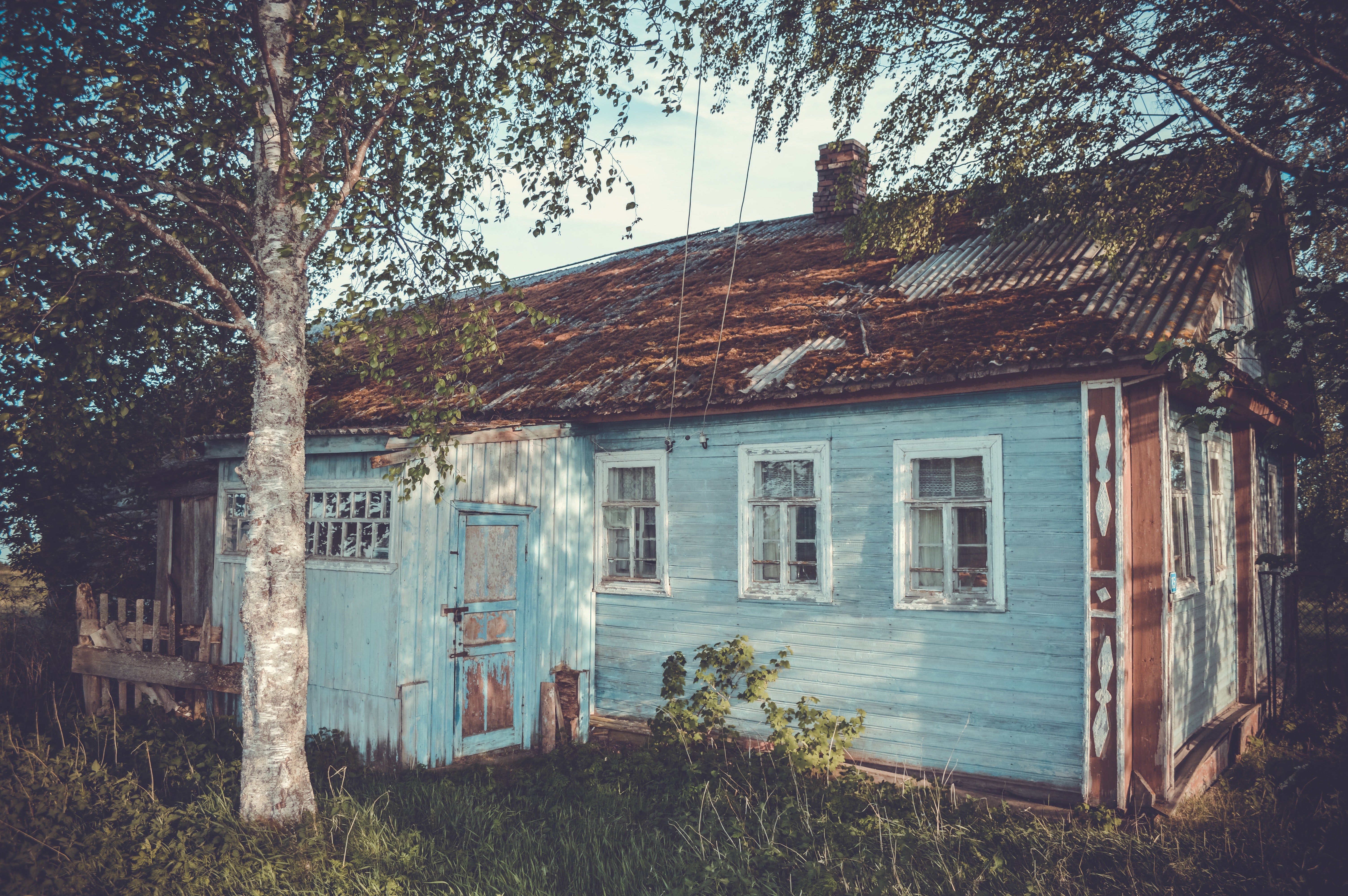 Melissa noticed Mrs. Gilbert entering an old cottage. | Source: Pexels