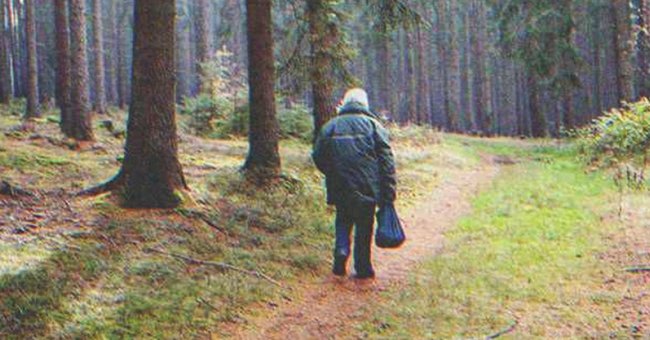 Hombre caminando por el bosque | Foto: Shutterstock
