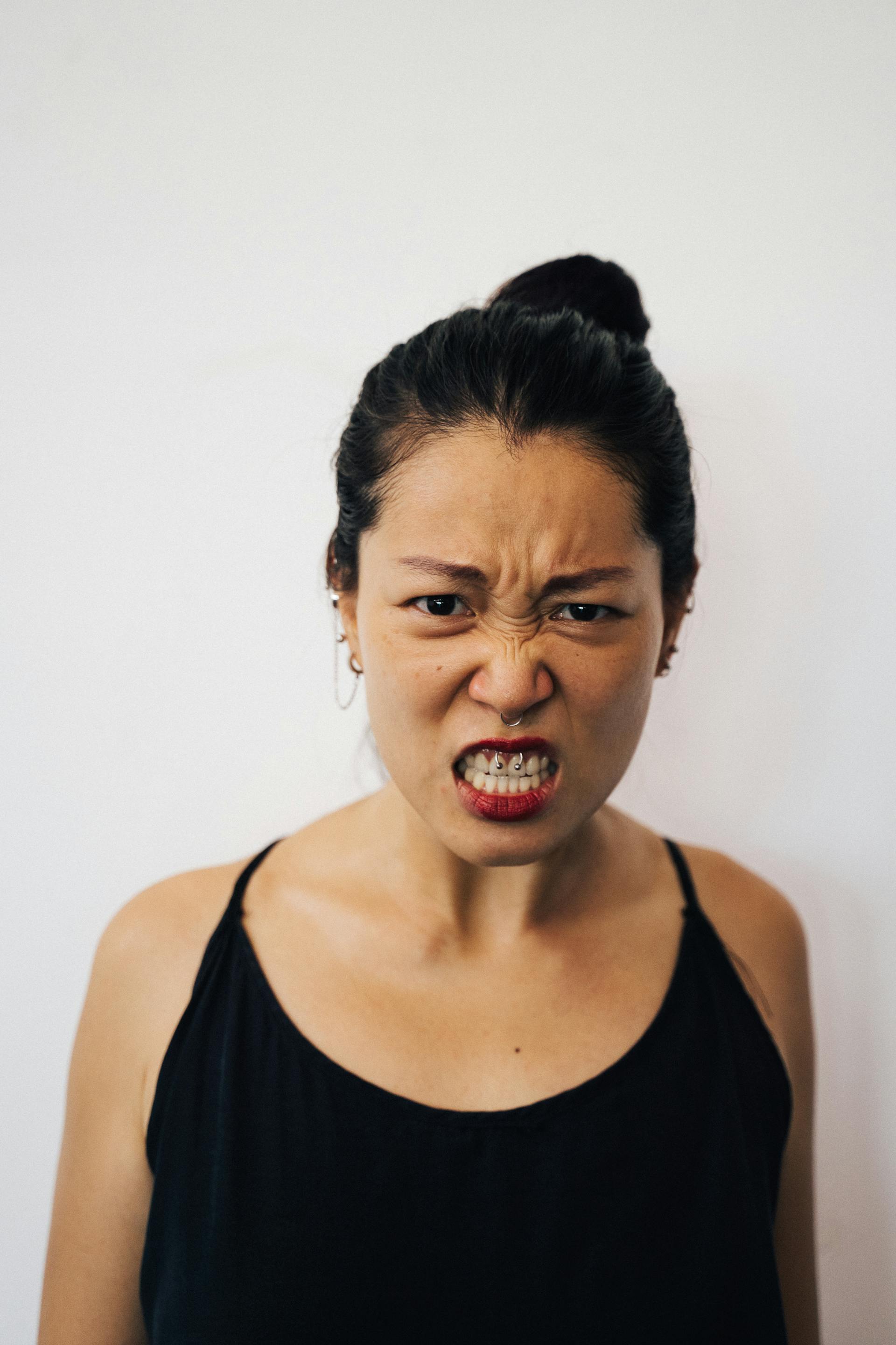 A woman snarling in anger | Source: Pexels