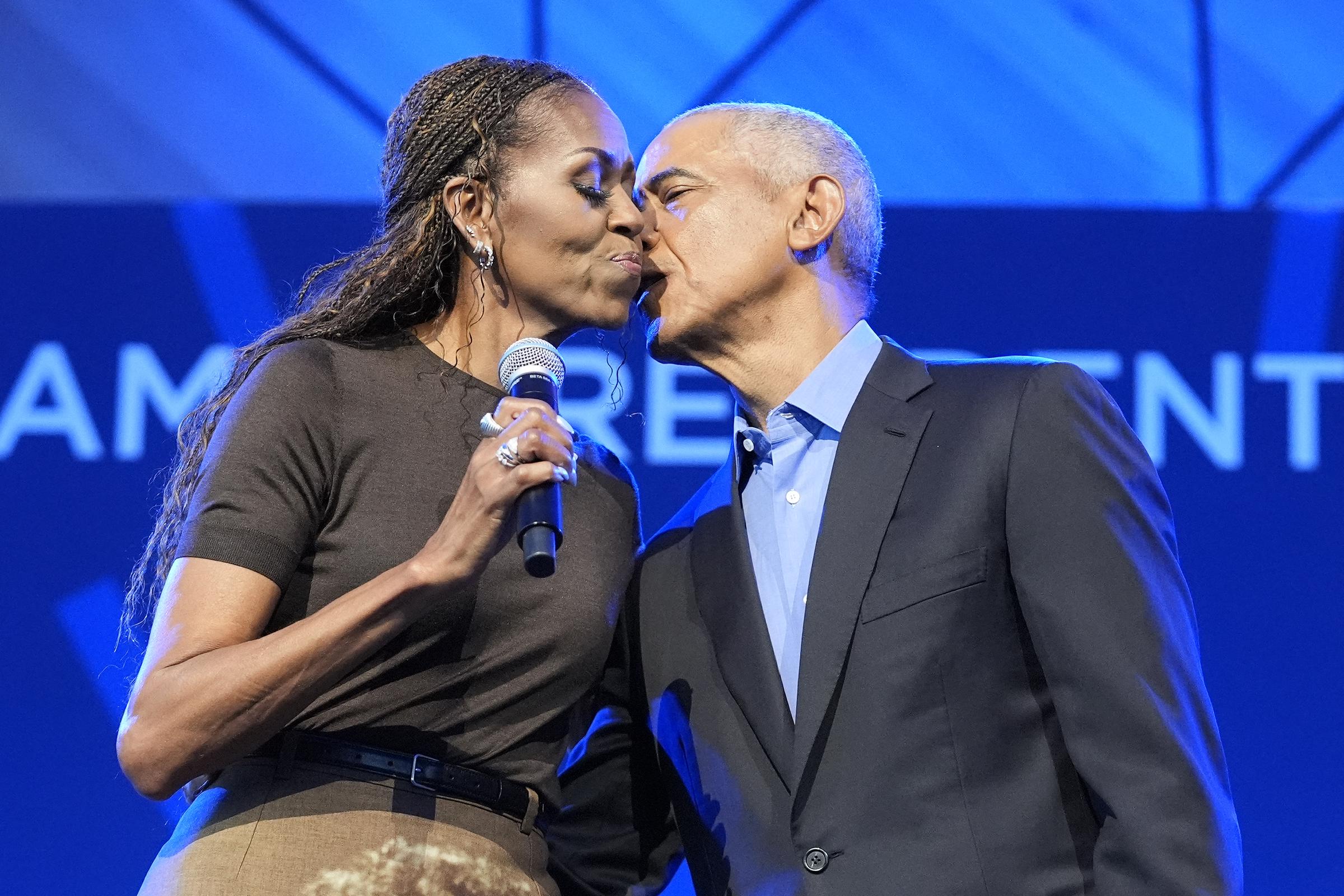 Barack later admitted he was "a little shaken up" because of his love for his late mother-in-law, Marian Robinson. The moment became even more poignant as Michelle explained the story behind the skirt. | Source: Getty Images