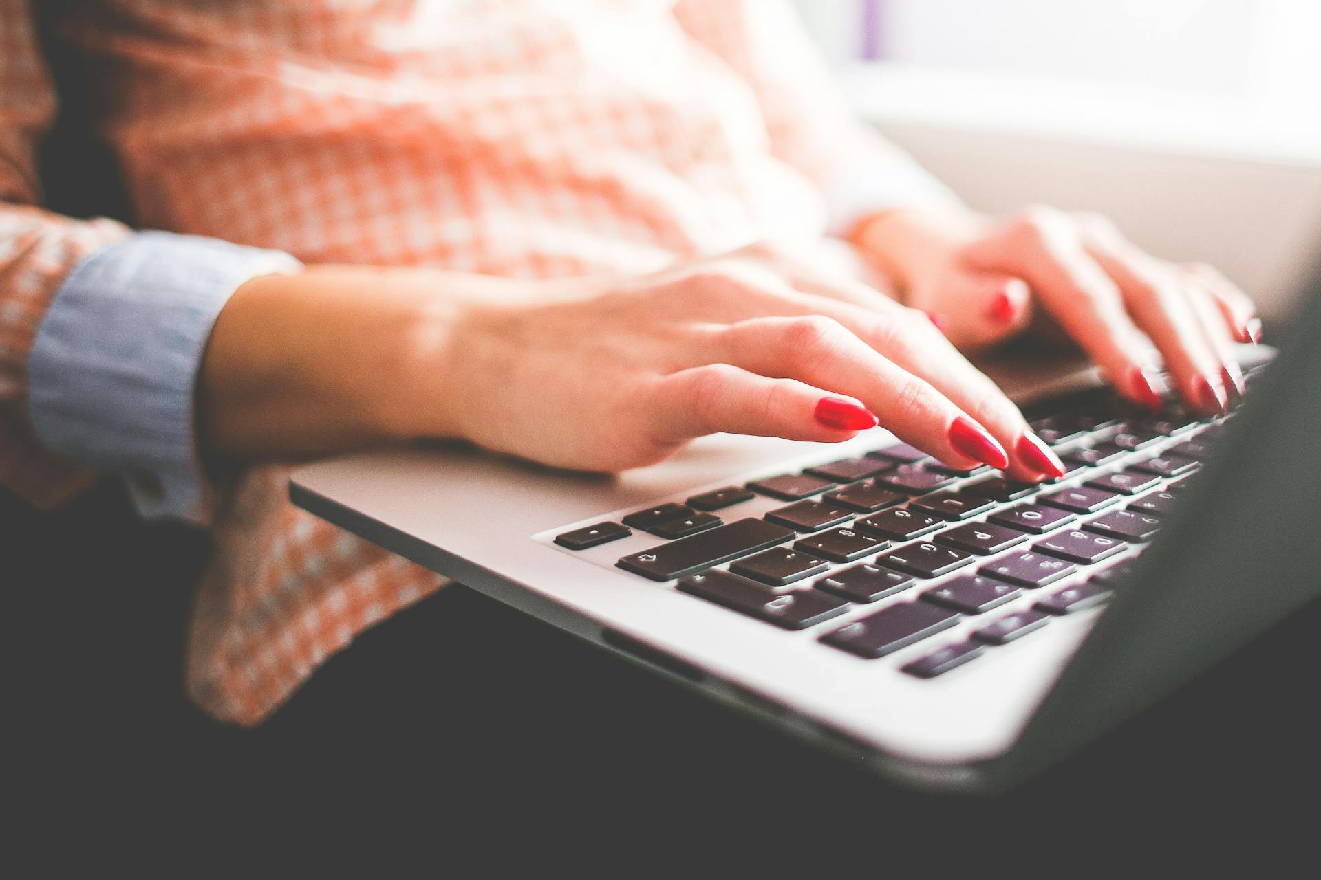 A woman using a laptop | Source: Pexels