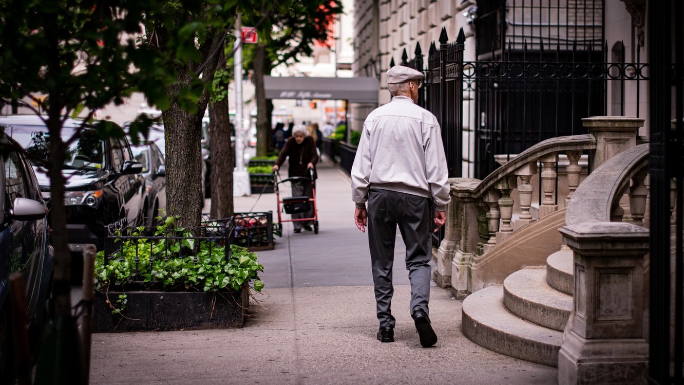 Hombre caminando. | Foto: Unsplash