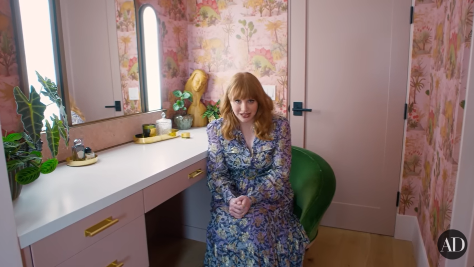 Bryce Dallas Howard's main bedroom in her Los Angeles home from a video dated June 7, 2022 | Source: youtube.com/@Archdigest