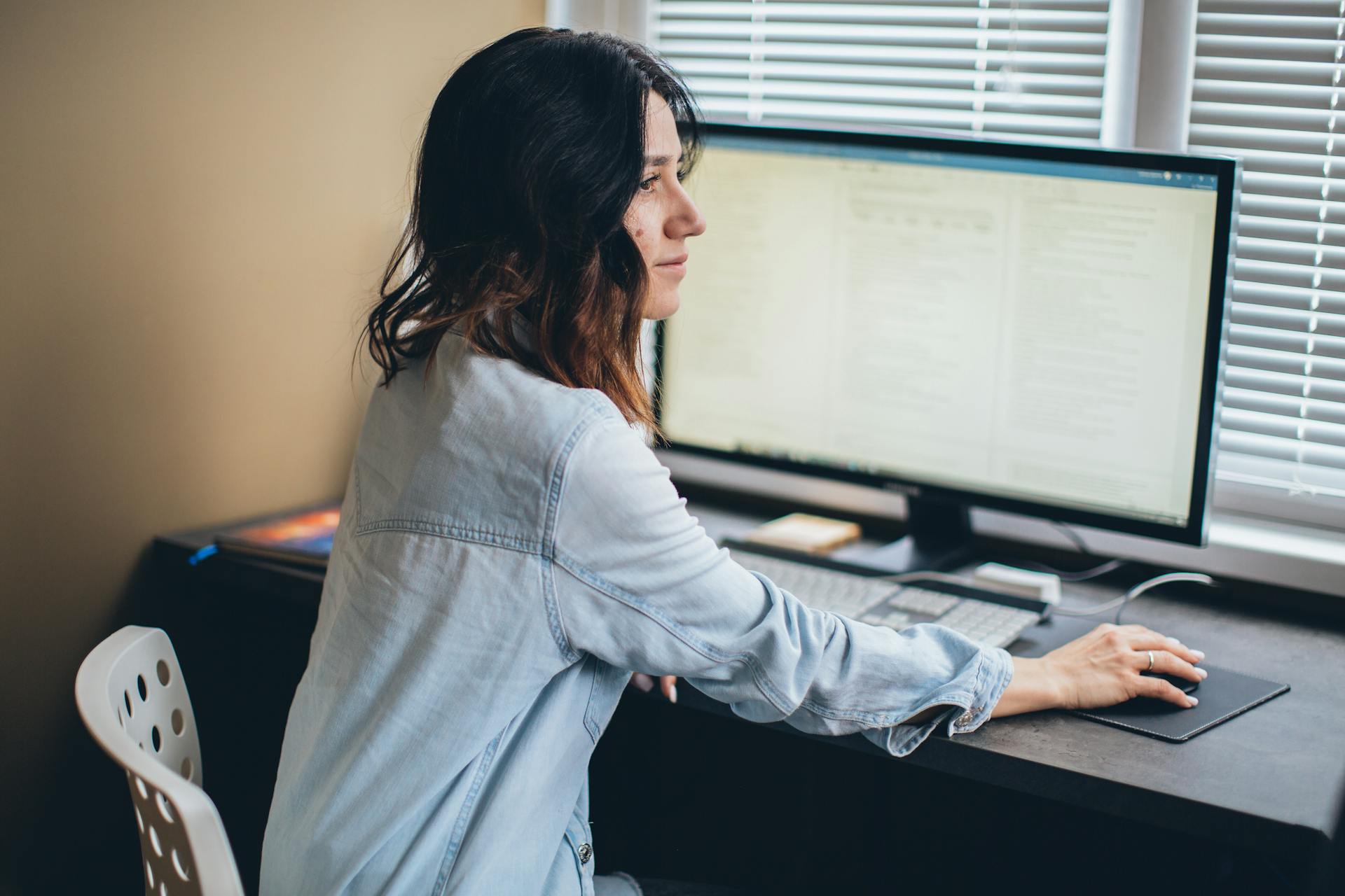 A woman working from home | Source: Pexels