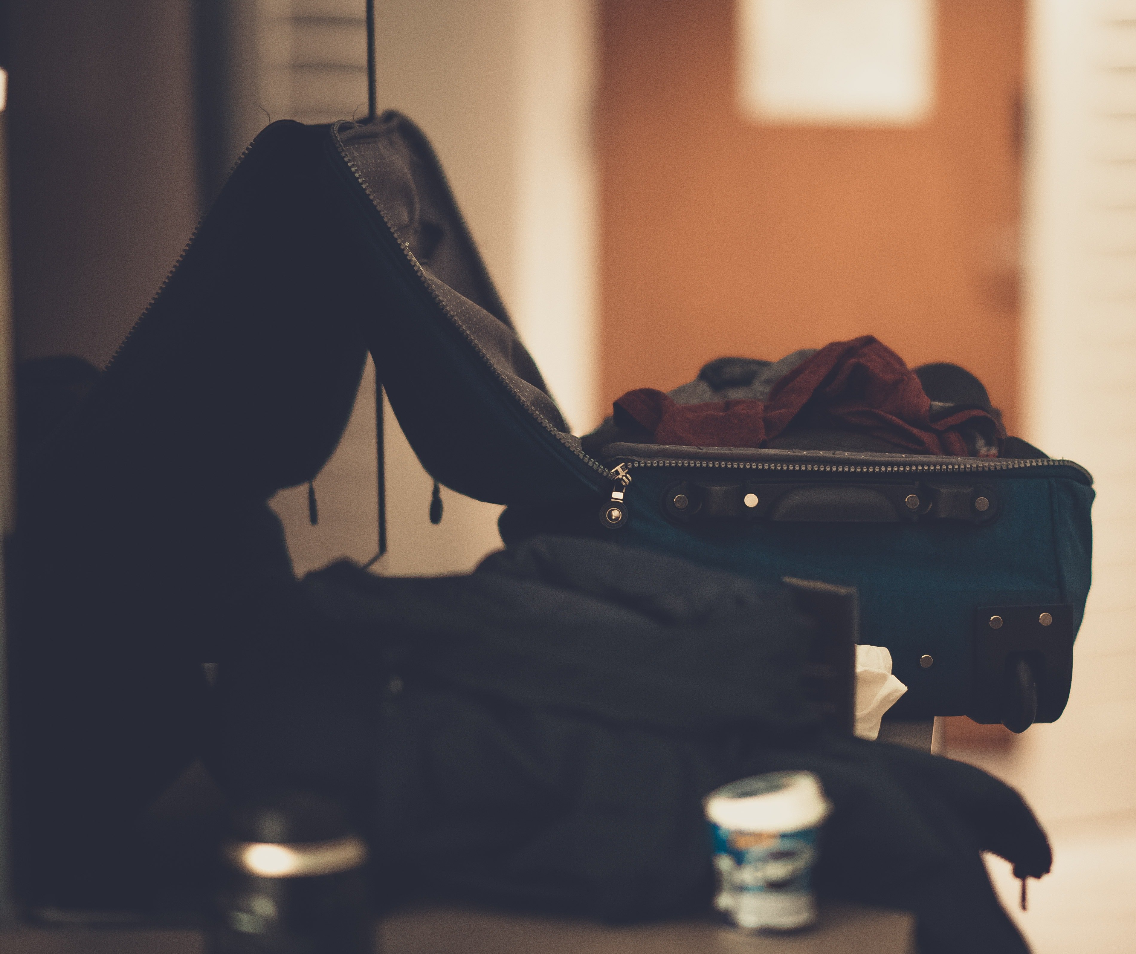 Una maleta a medio llenar sobre un tocador. | Foto: Pexels