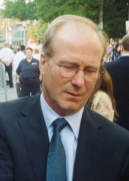 William Hurt signing autographs at the 2005 Toronto International Film Festival. | Source: Wikimedia Commons