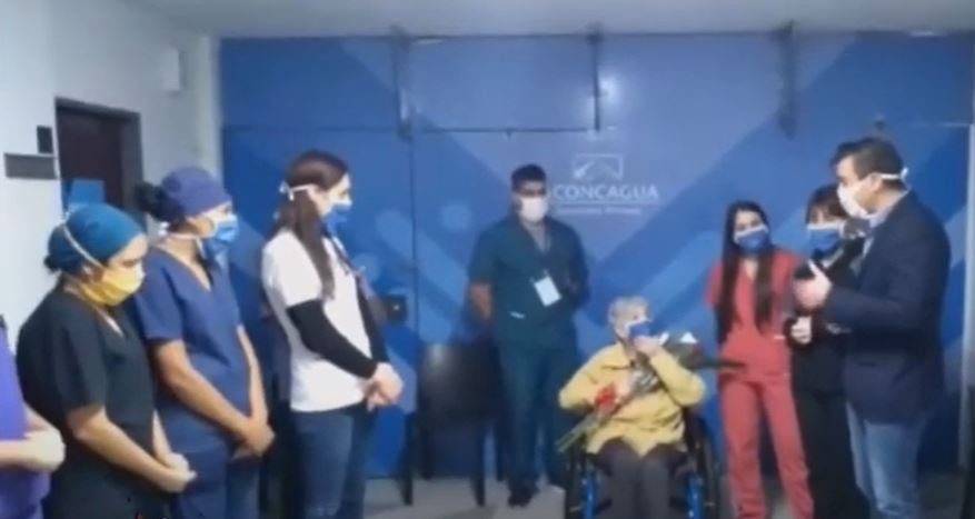 Chela rodeada del pesonal médico al momento de ser dada de alta. | Foto: Youtube/eldoce