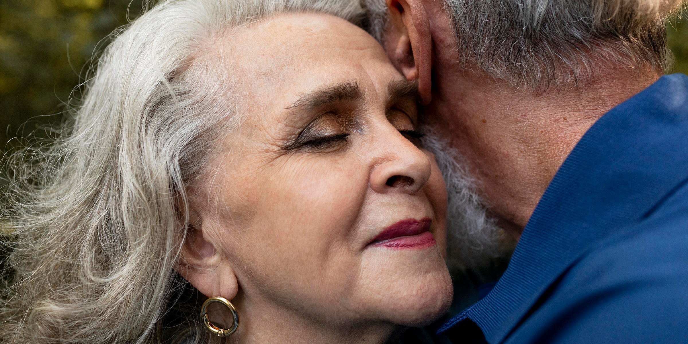 A happy elderly couple embracing | Source: Freepik