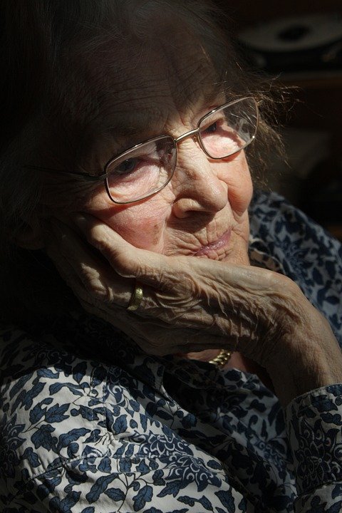 Una anciana.  | Imagen:  Pixabay