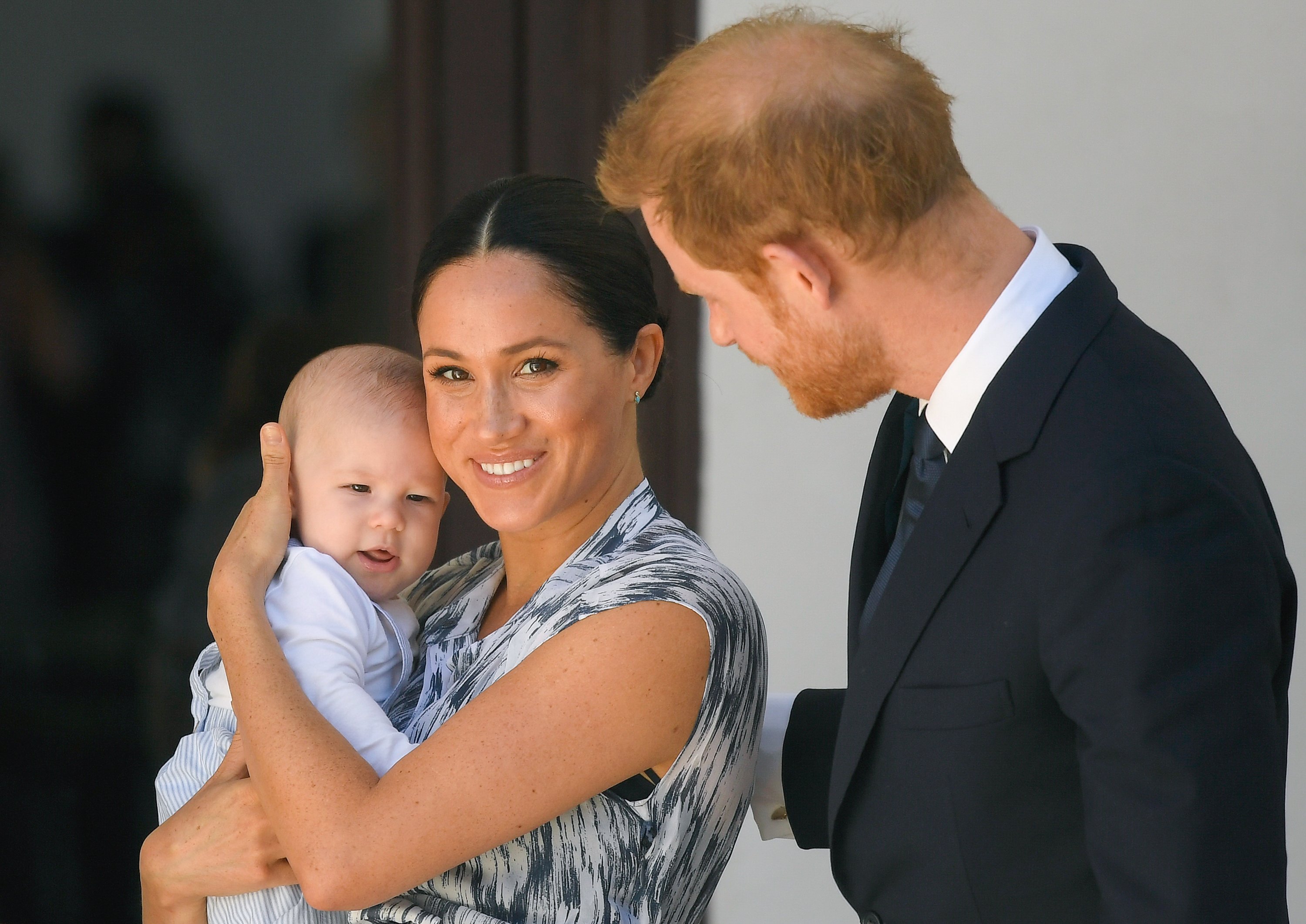 Le prince Harry, le duc du Sussex, Meghan, la duchesse du Sussex et leur fils Archie Mountbatten-Windsor rencontrent l'archevêque Desmond Tutu et sa fille Thandeka Tutu-Gxashe à la Desmond & Leah Tutu Legacy Foundation lors de leur tournée royale en Afrique du Sud le 25 septembre 2019 au Cap, en Afrique du Sud. | Photo : Getty Images