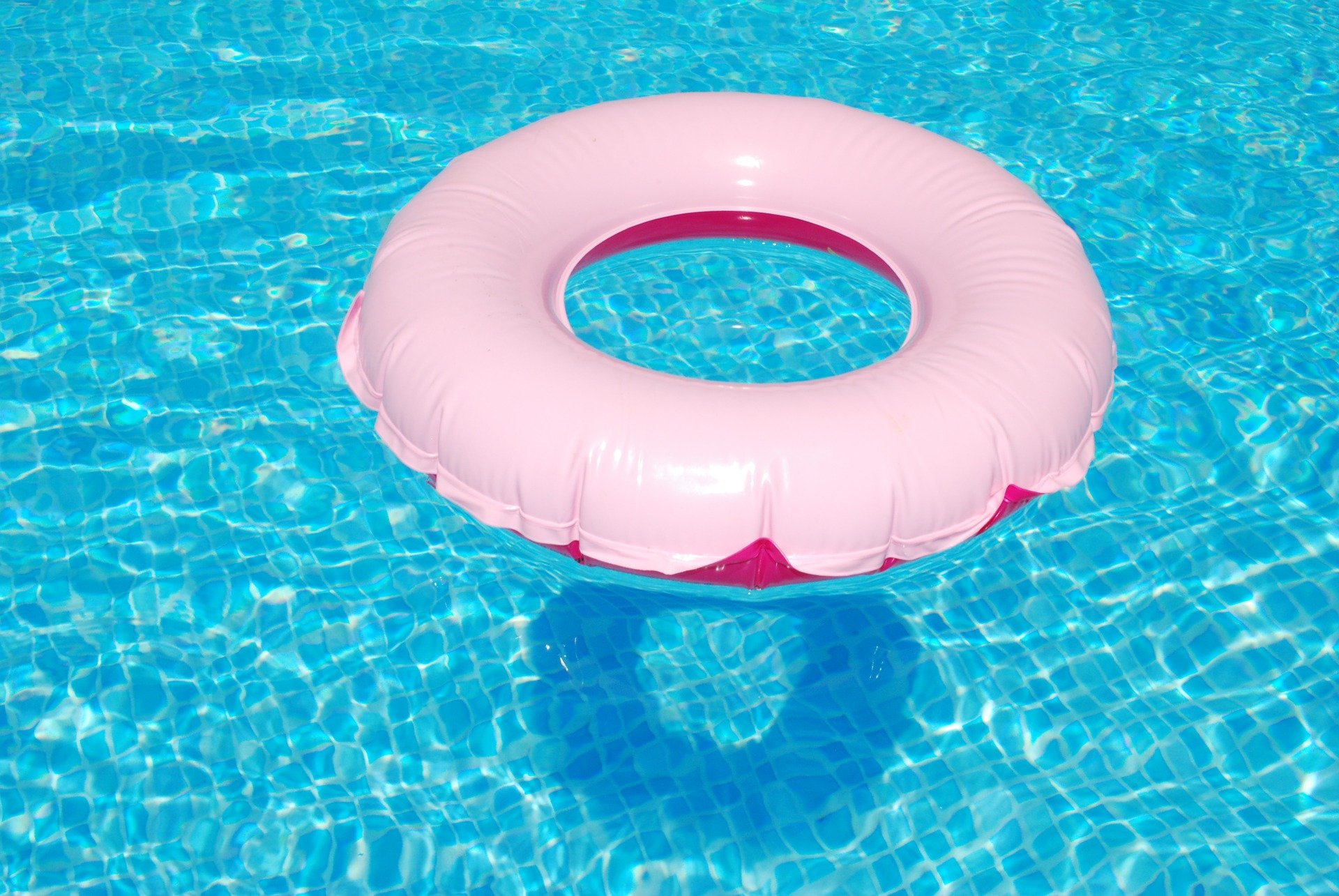 Une bouée rose. | Photo : Getty Images