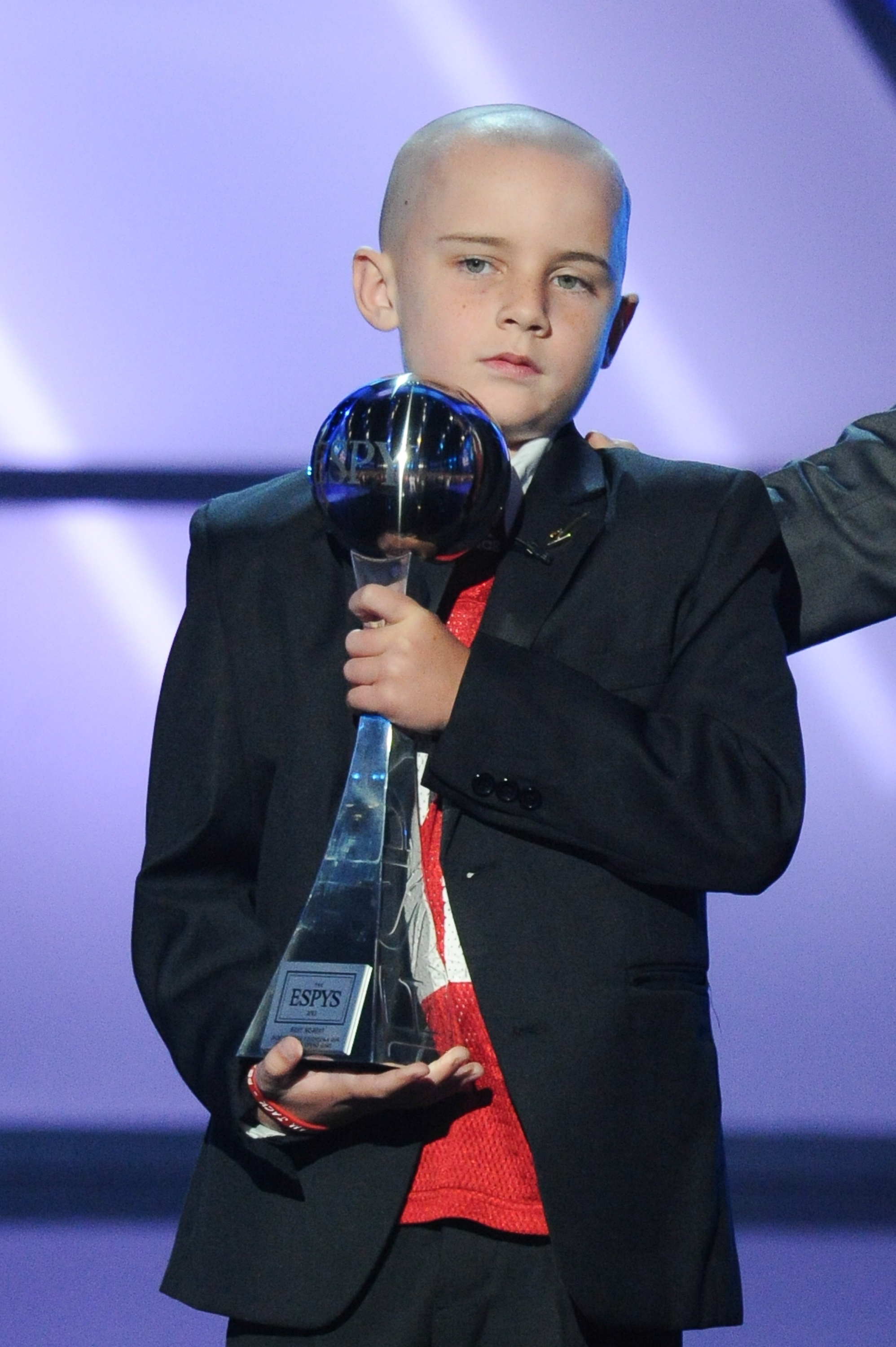 Jack Hoffman onstage with his trophy at the 2013 ESPY Awards on July 17, 2013 | Source: Getty Images