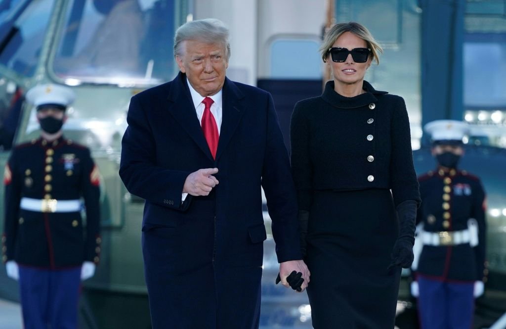 Donald Trump y Melania descienden del Marine One en la Base Conjunta Andrews en Maryland el 20 de enero de 2021. | Foto: Getty Images