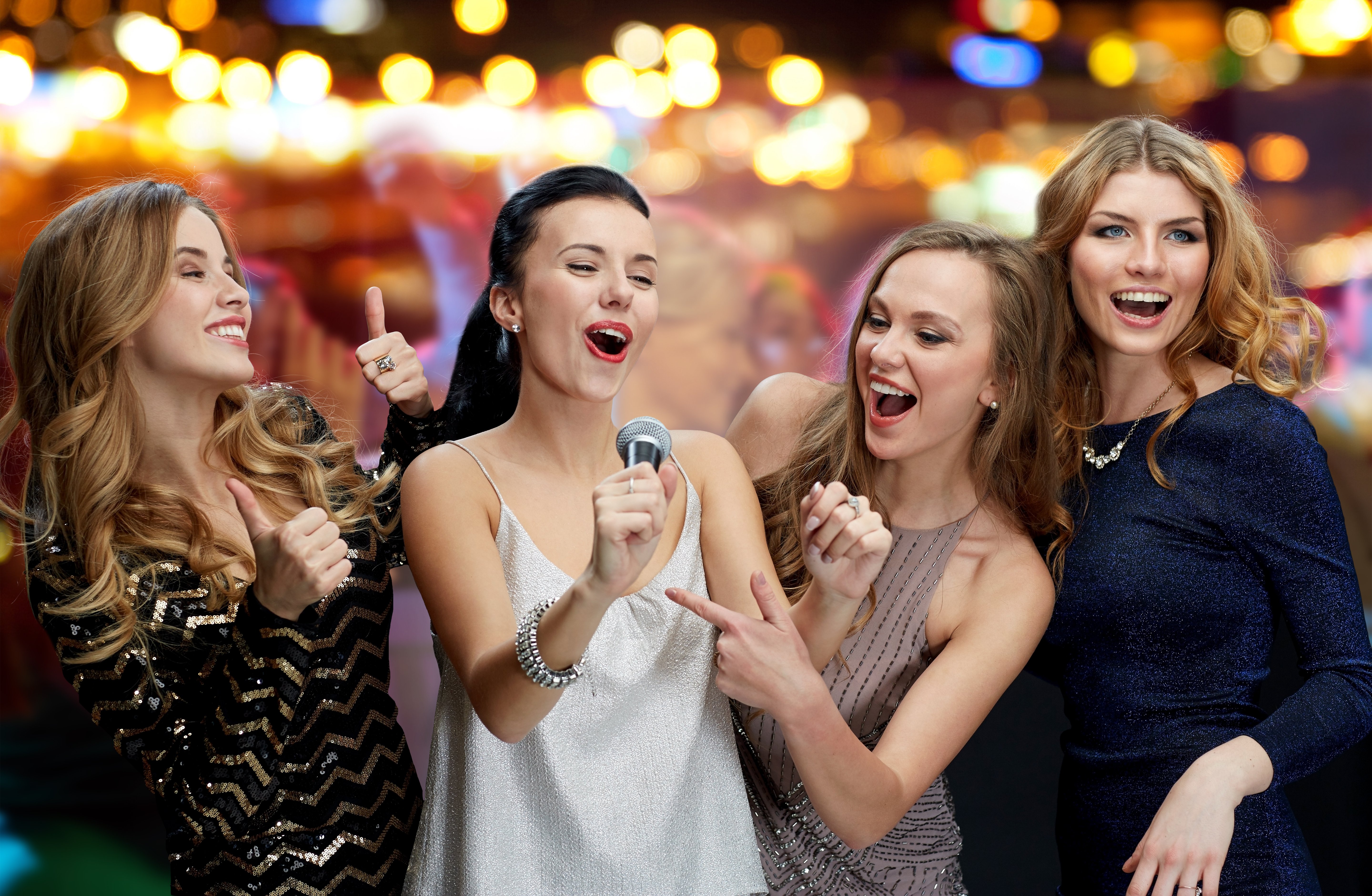 Women singing on karaoke | Photo: Shutterstock